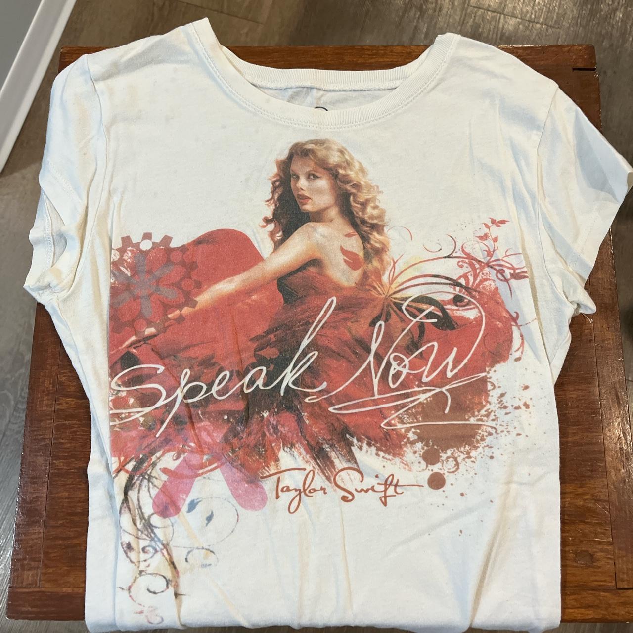 Taylor Women's Red and White T-shirt | Depop