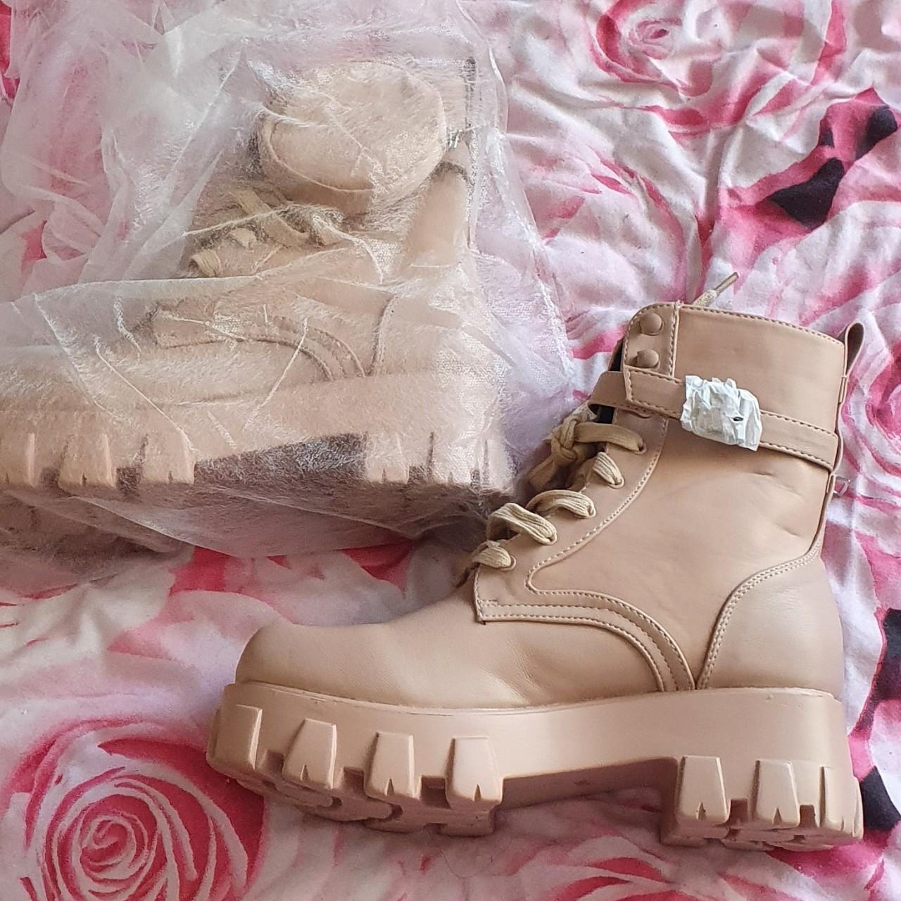 pocket boots beige