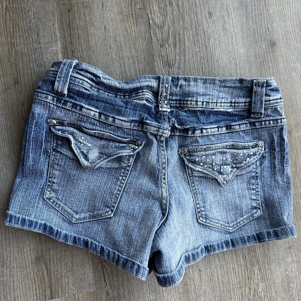 item listed by dejavuthriftz