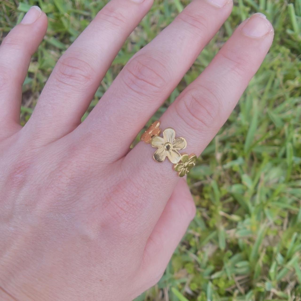 Louis Vuitton limited edition gold flower ring only - Depop