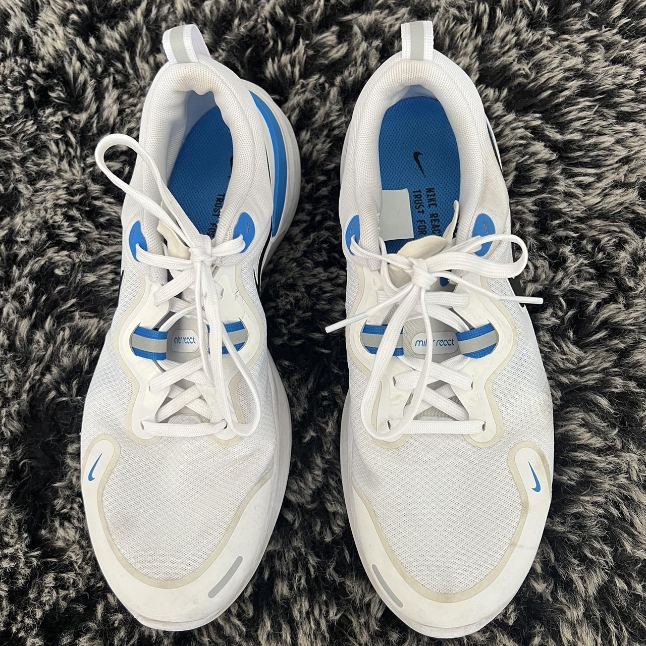 Nike Men's White and Blue Trainers | Depop