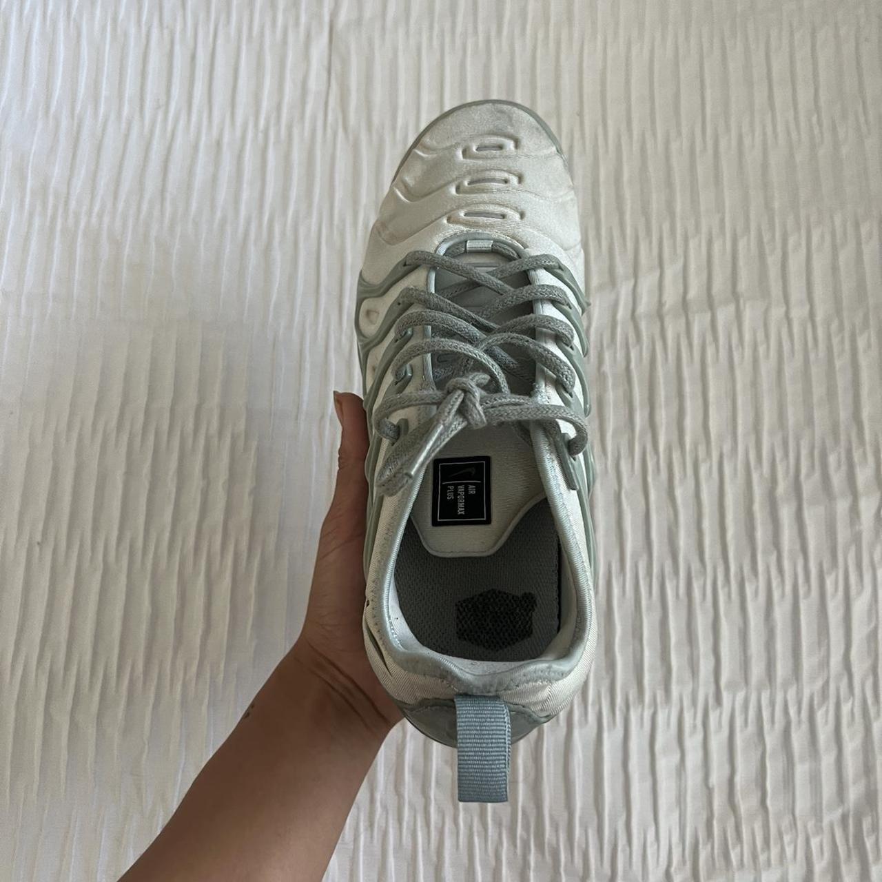 Vapormax plus hot sale women's grey