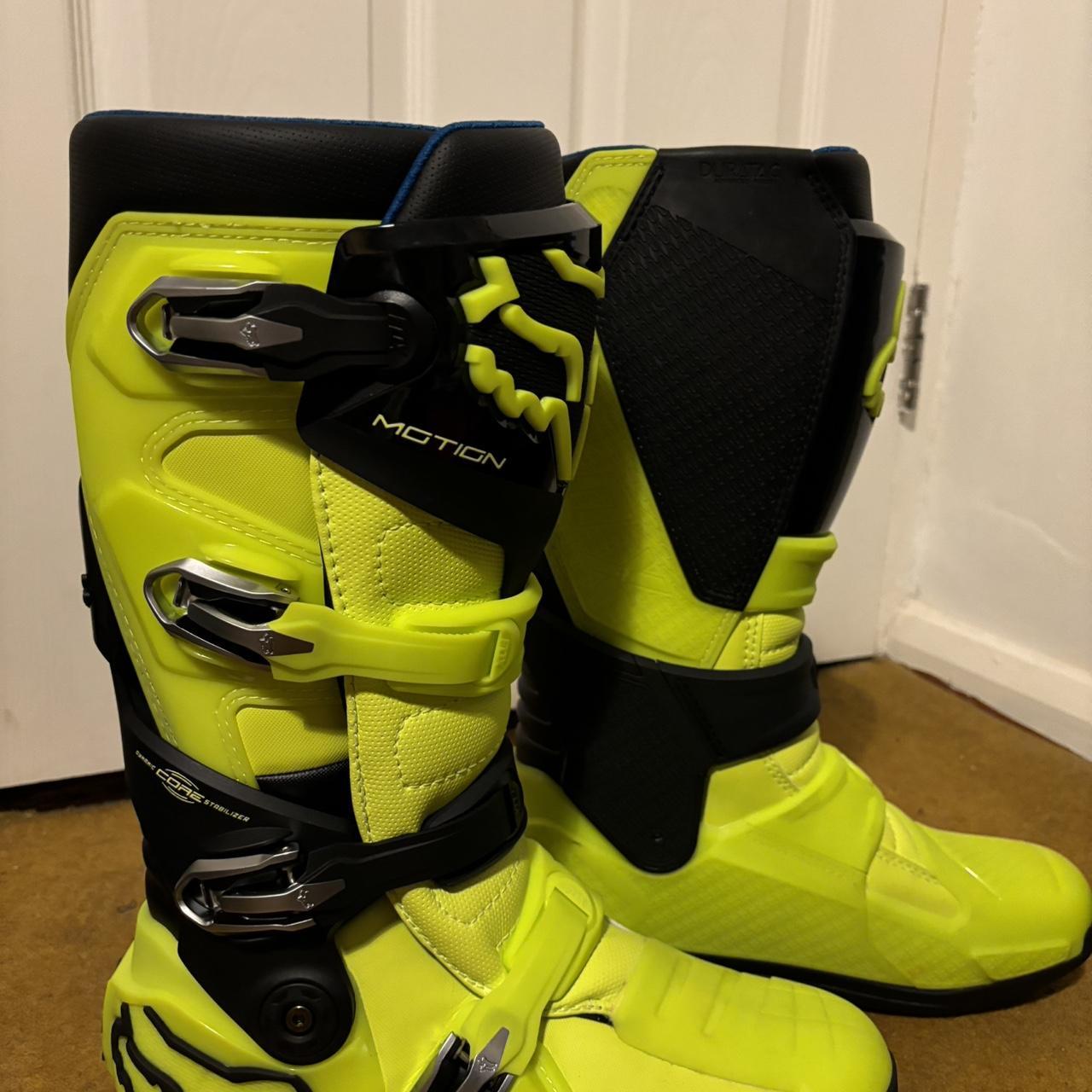 Boots with outlet yellow tag