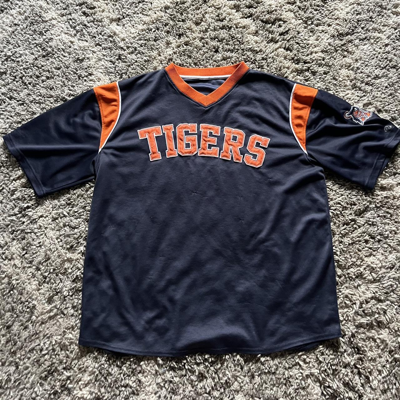 Detroit Tigers Shirt Fits like large extra