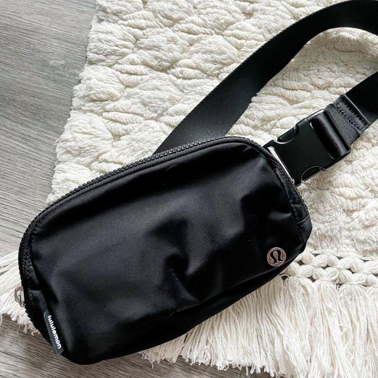 Lululemon Black Belt Bag - Depop