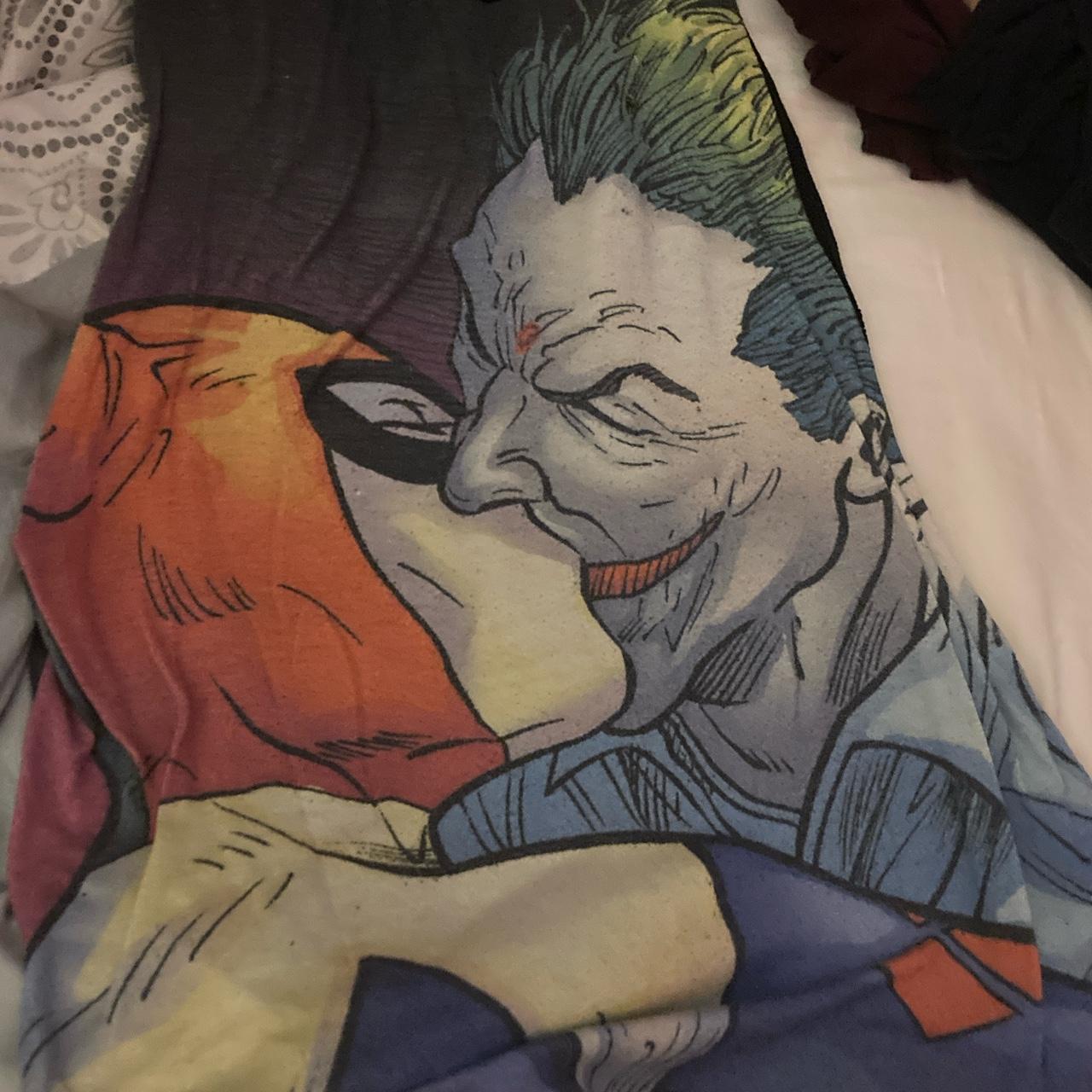 retro hot topic cutoff tank, joker kissing harley quinn - Depop