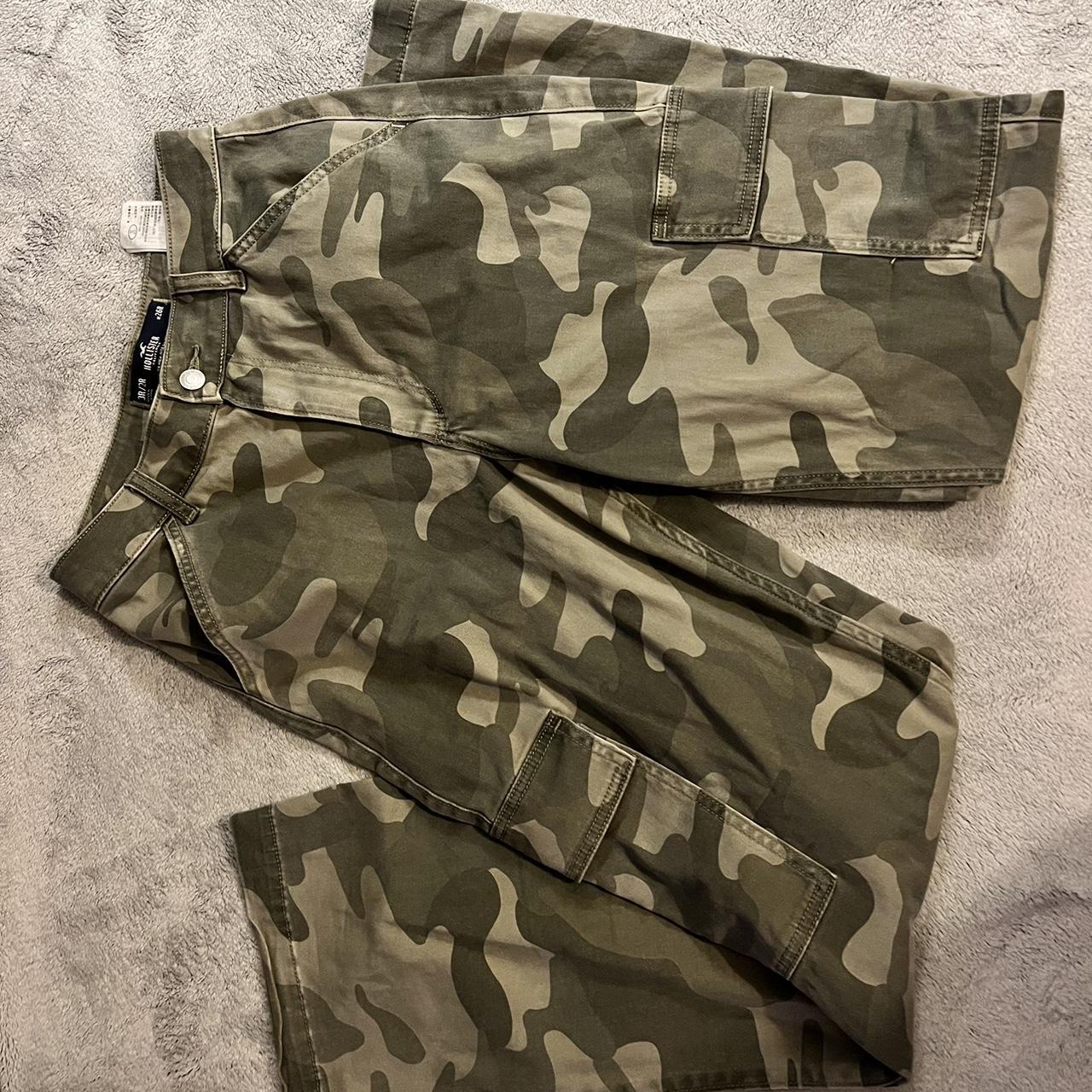 hollister camo cargo pants size 3 only worn once or - Depop
