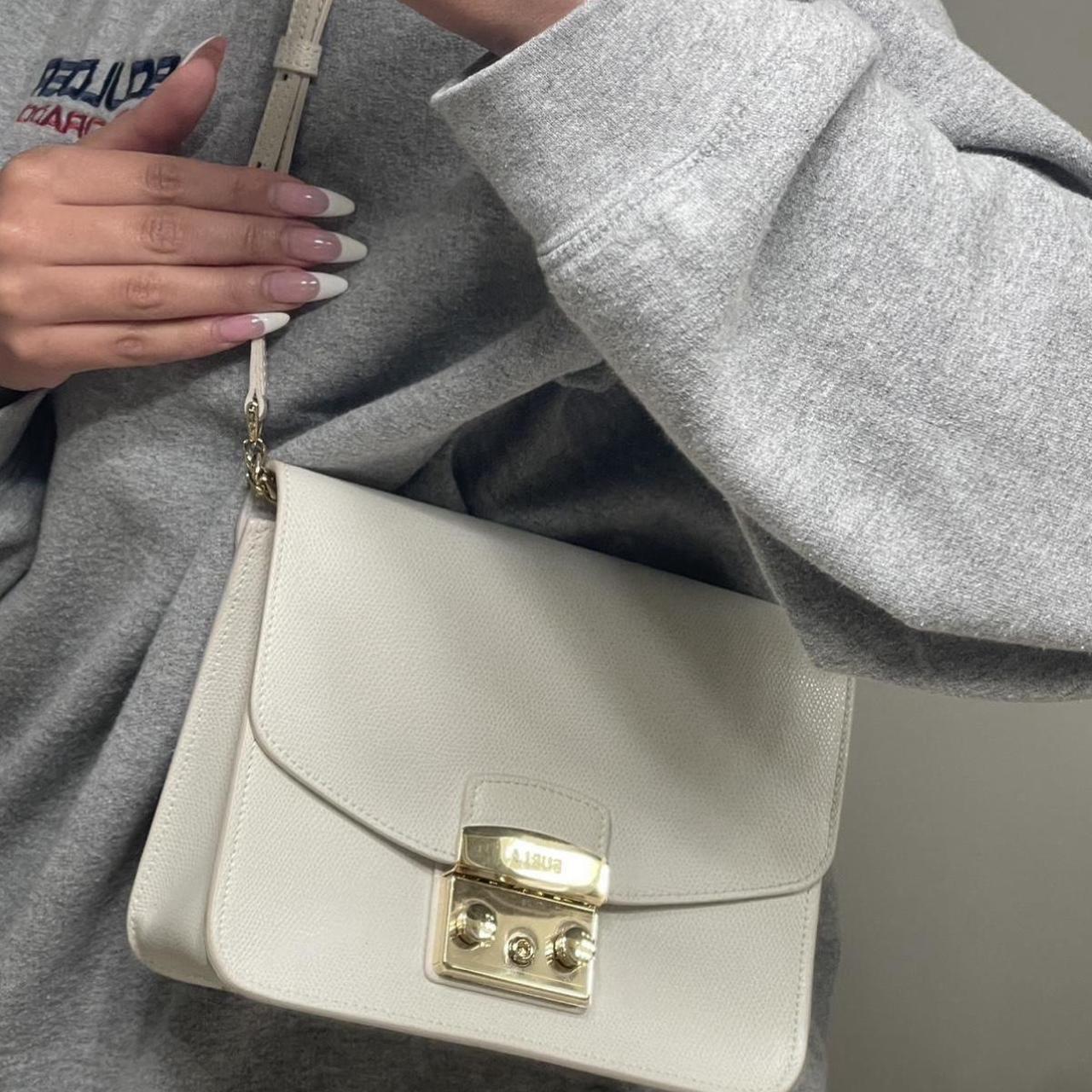 item listed by sunsetclosetla