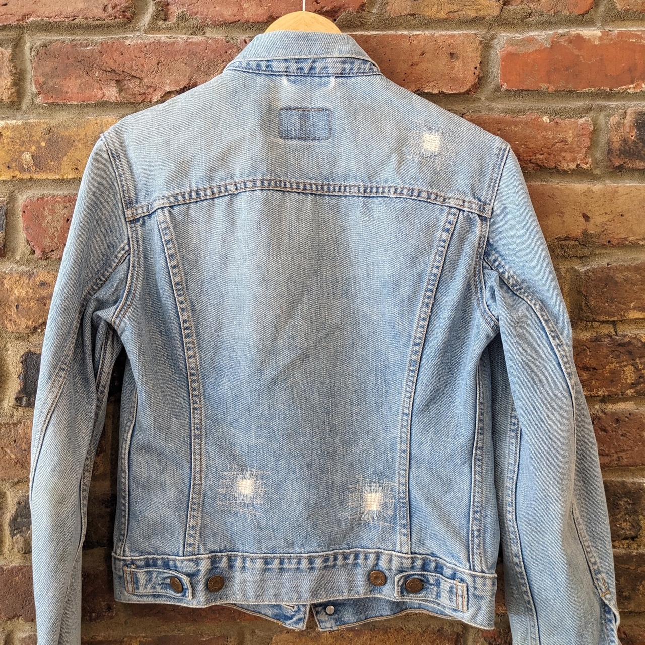 Levi’s light denim jacket, size small Used but in... - Depop