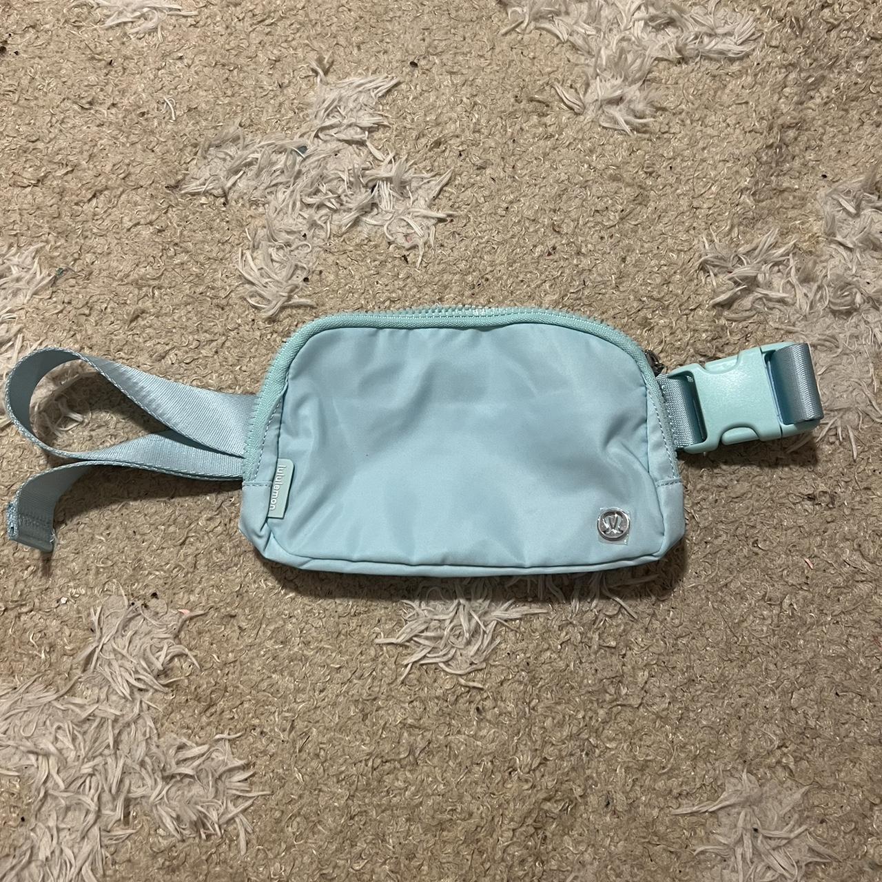 Mint lululemon beltbag L1 store