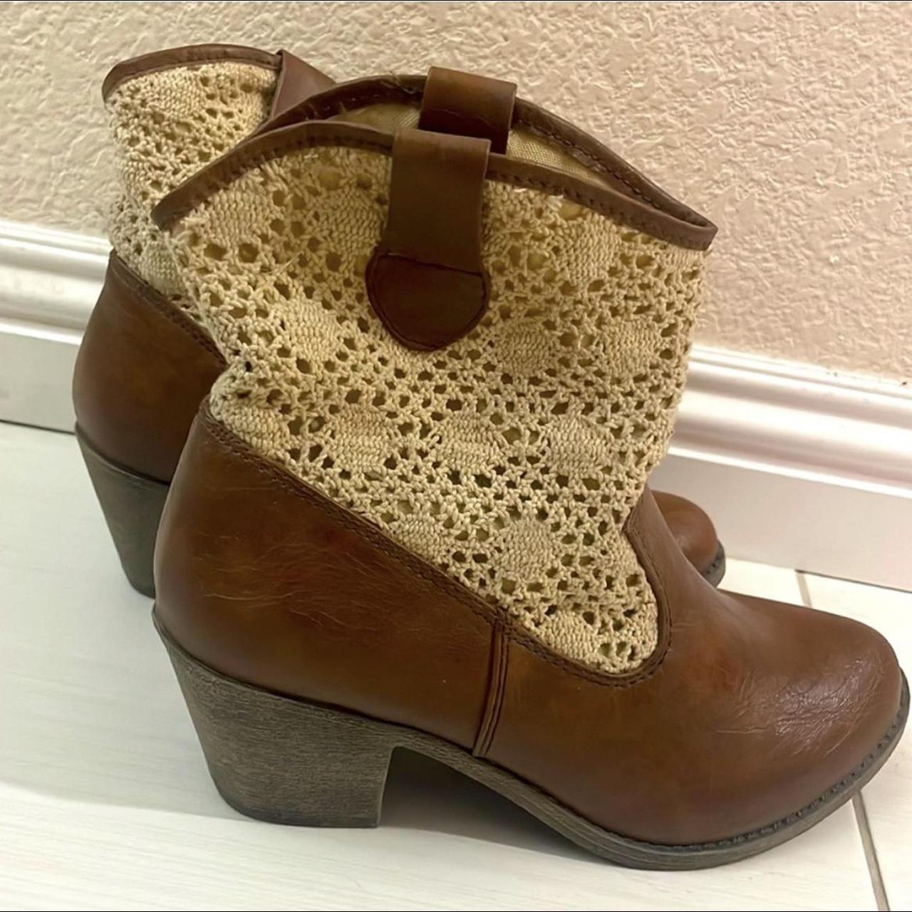 Mudd Clothing Women's Brown And Cream Boots | Depop