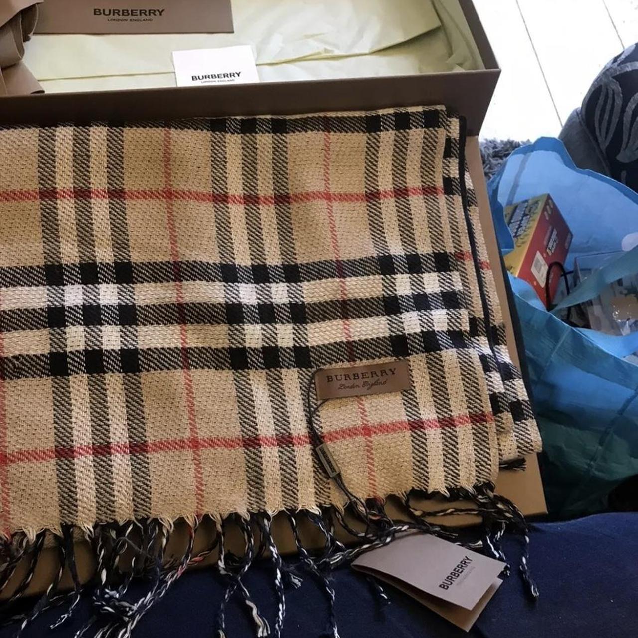 Burberry scarf with tags and box, Black lined
