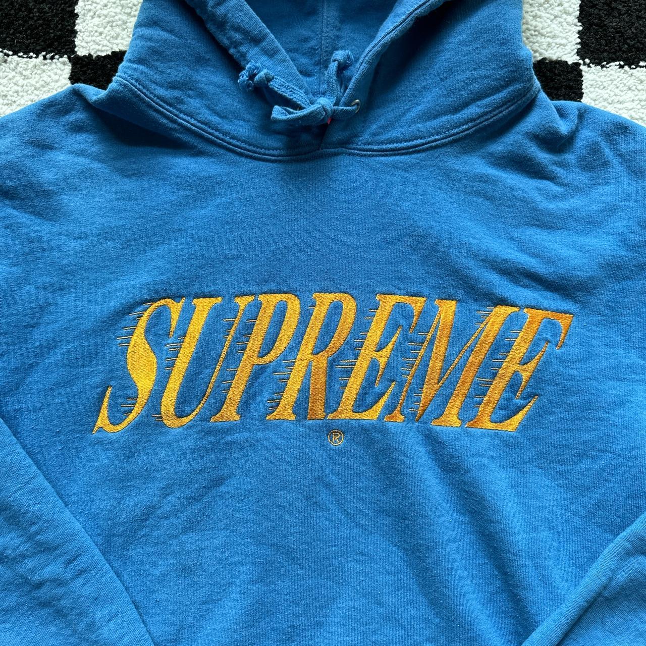 supreme logo hoodie !! size small. worn like 5 times... - Depop