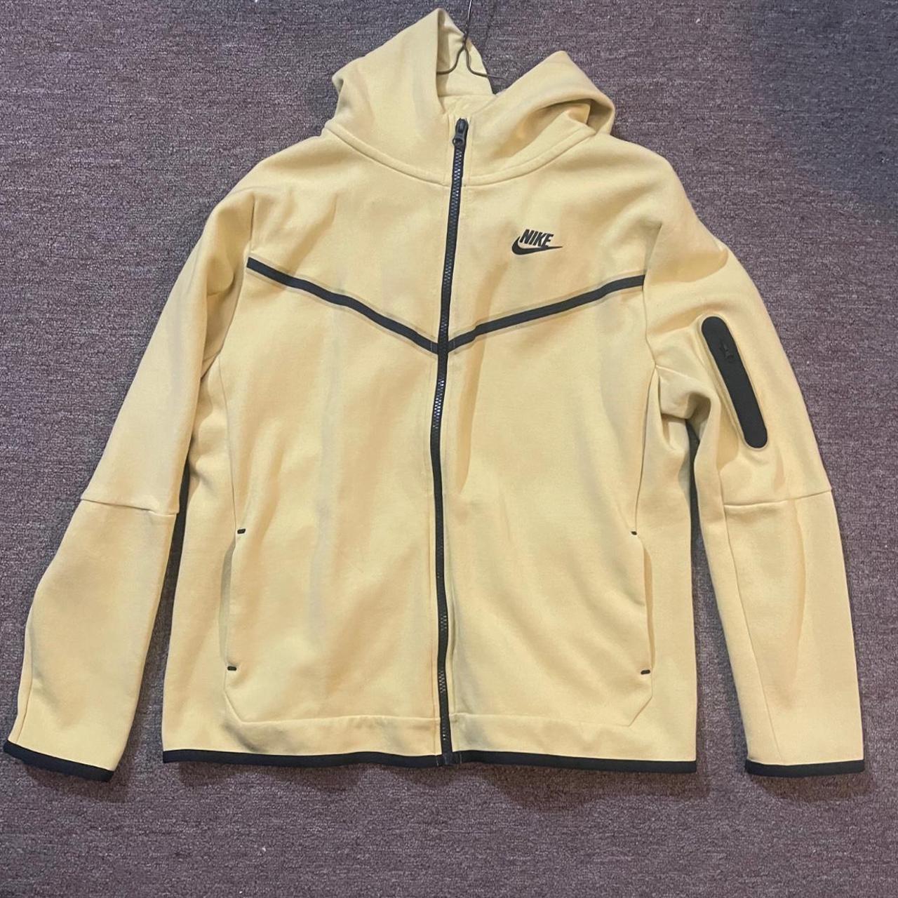 yellow and black nike tech