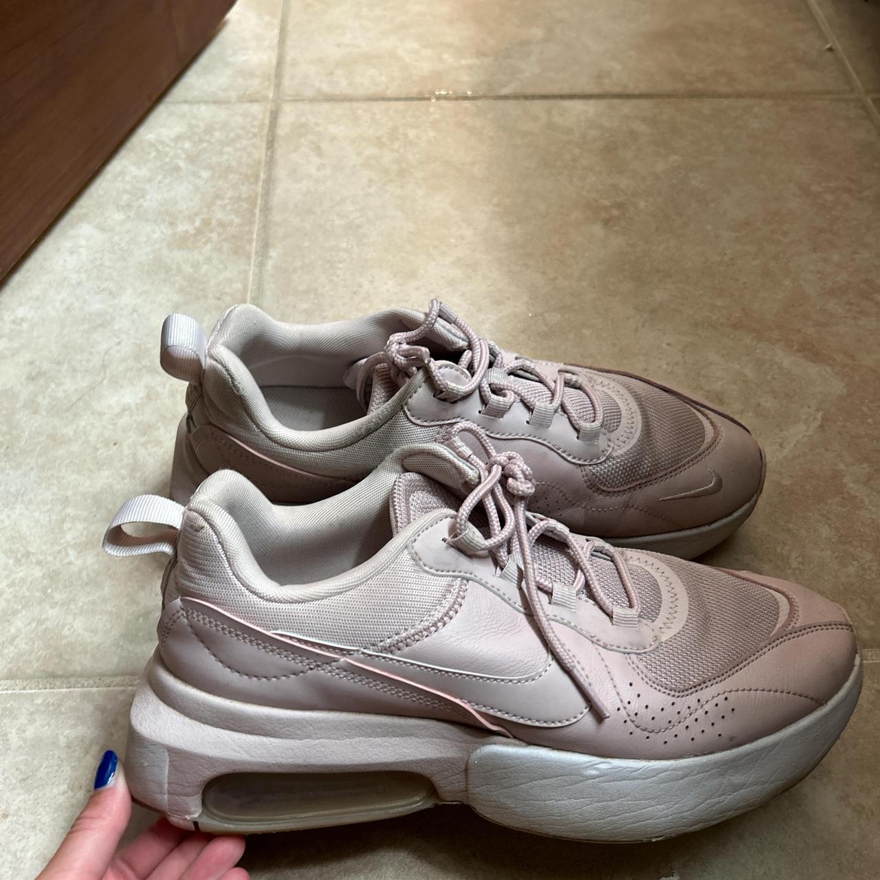 nike light pink trainers