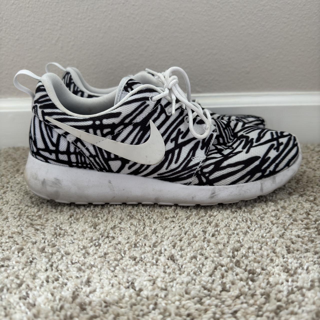 Black and white roshes womens best sale