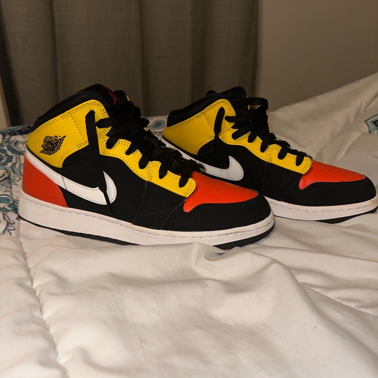 JORDAN 1 MID SE GS 'AMARILLO TEAM ORANGE' Size 7Y/...