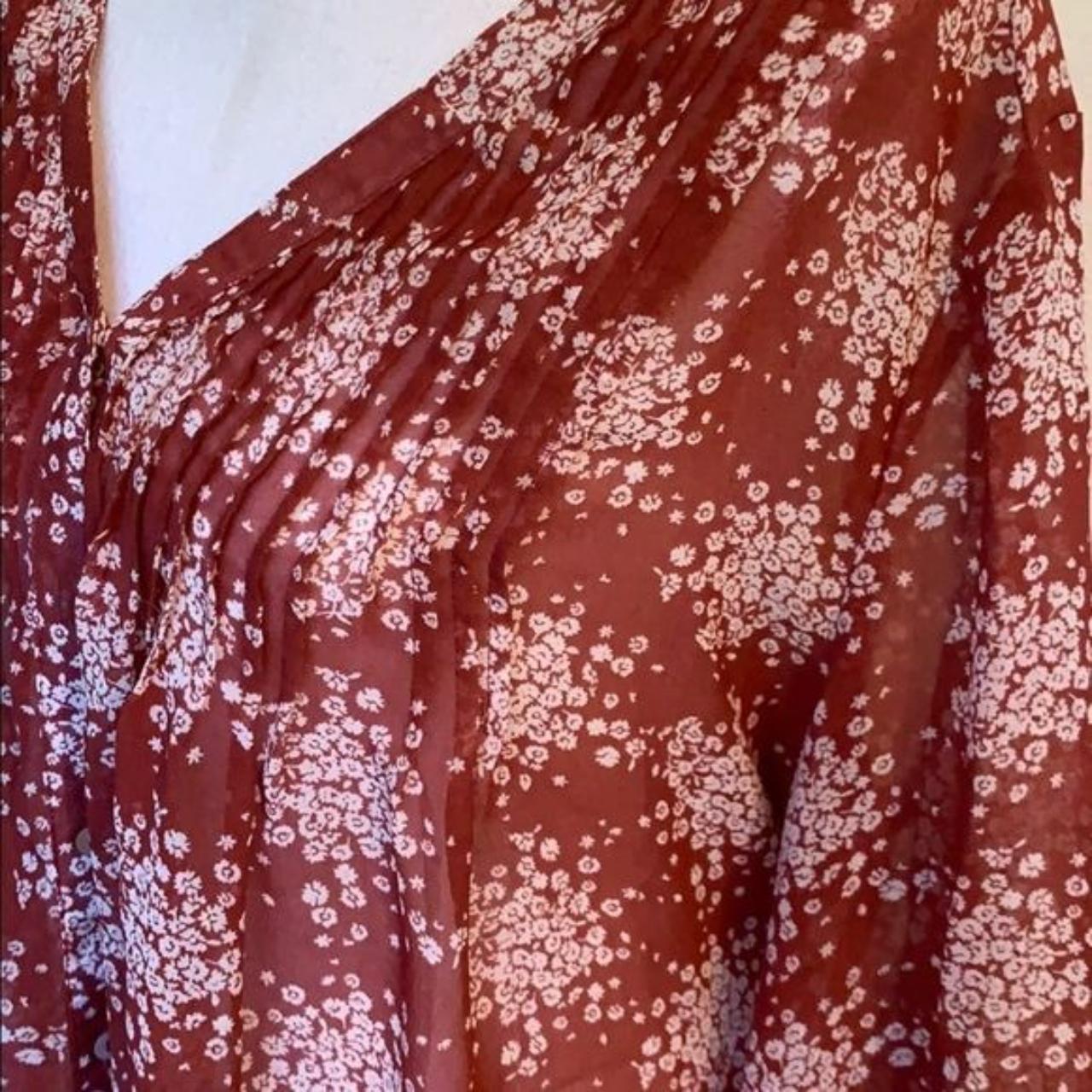 A Pea in a Pod blouse Floral, bottom down Vneck... Depop