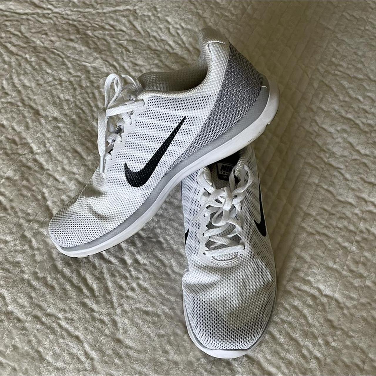 White nike shop trainers size 7