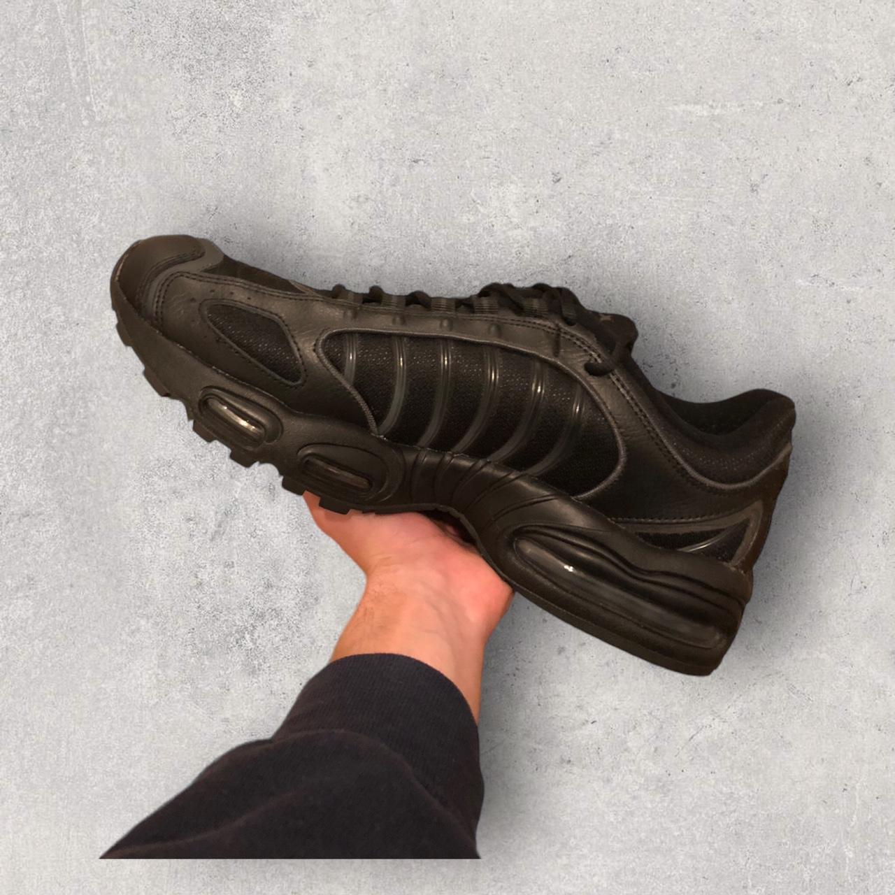 triple black nike tailwind