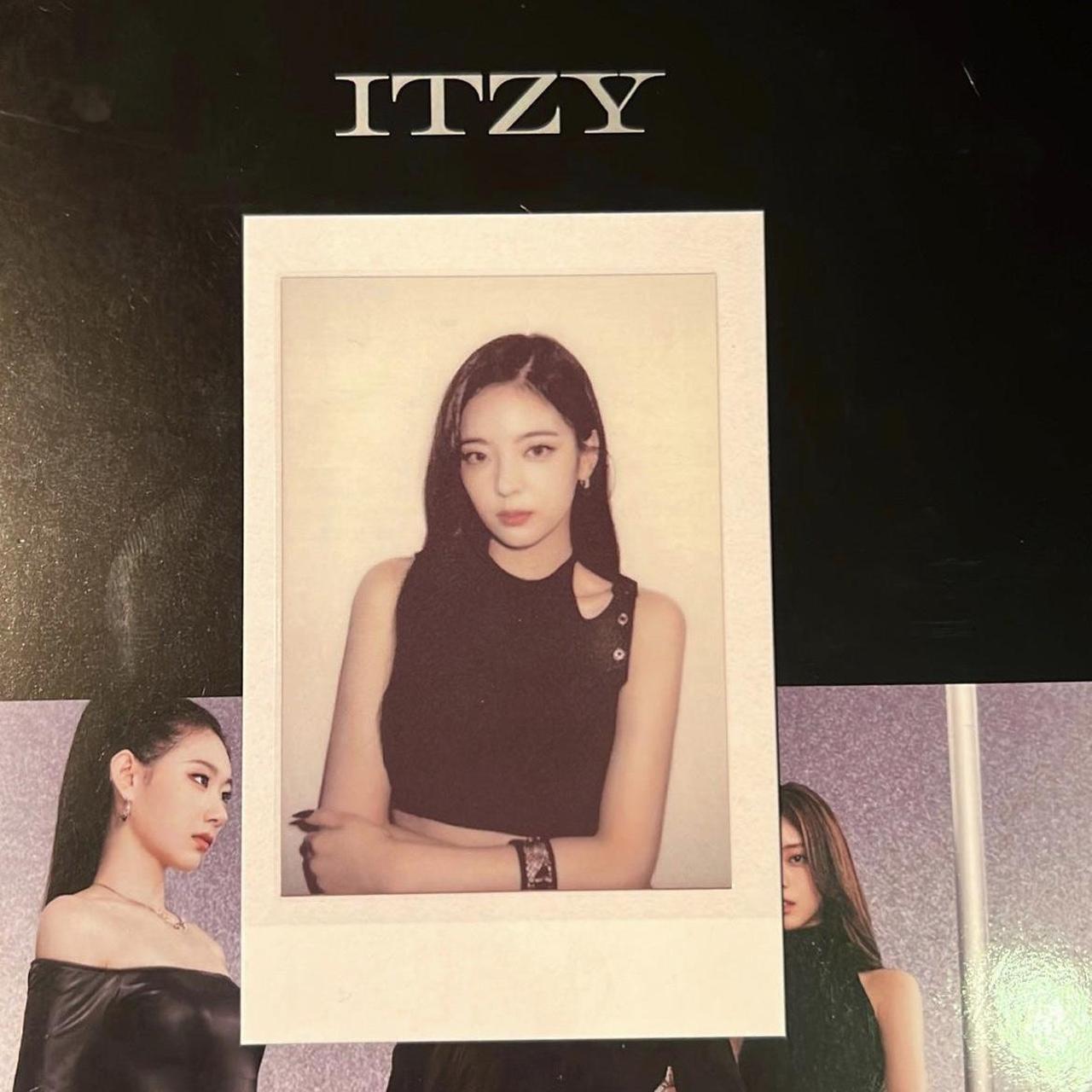 Itzy トレカ　Barnes & Nobles限定 Itzy Cheshire Barnes and noble exclusive photocard - | Depop