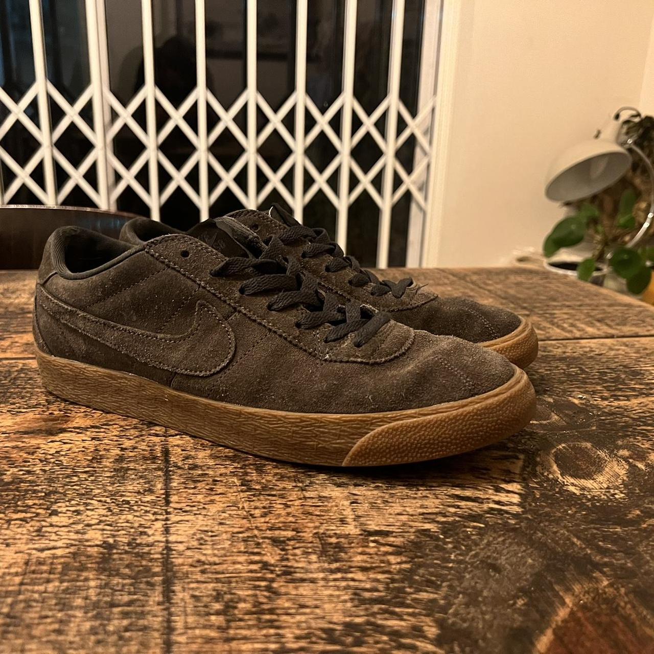 Nike gum sole outlet trainers