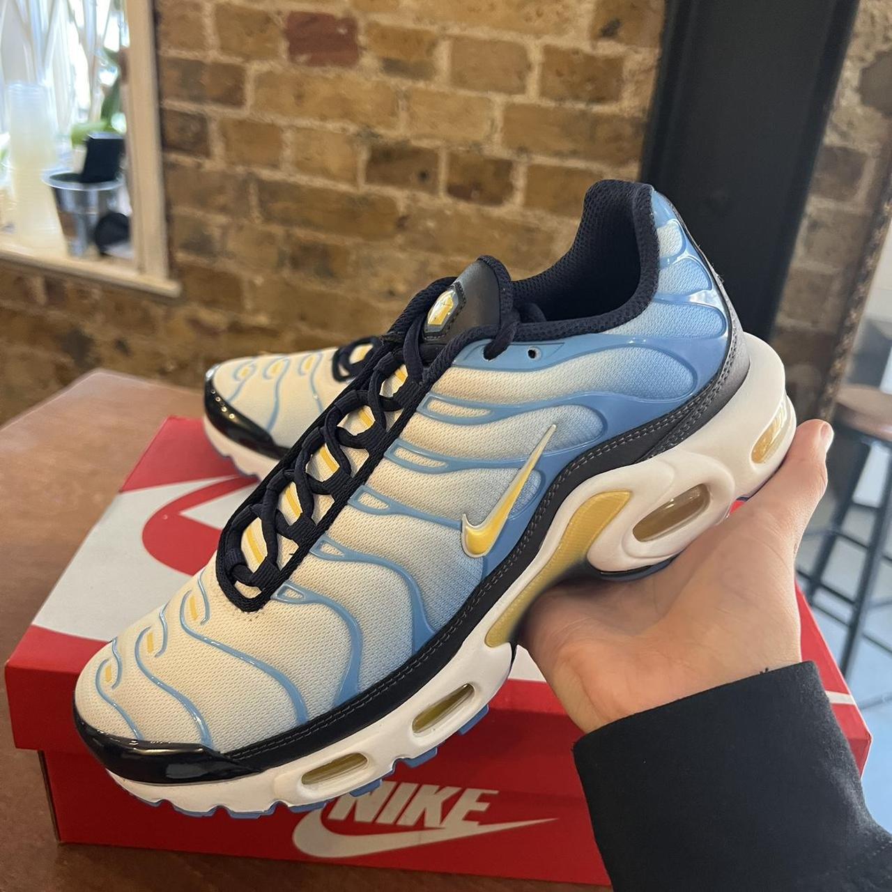 Nike Women's Blue and Gold Trainers | Depop