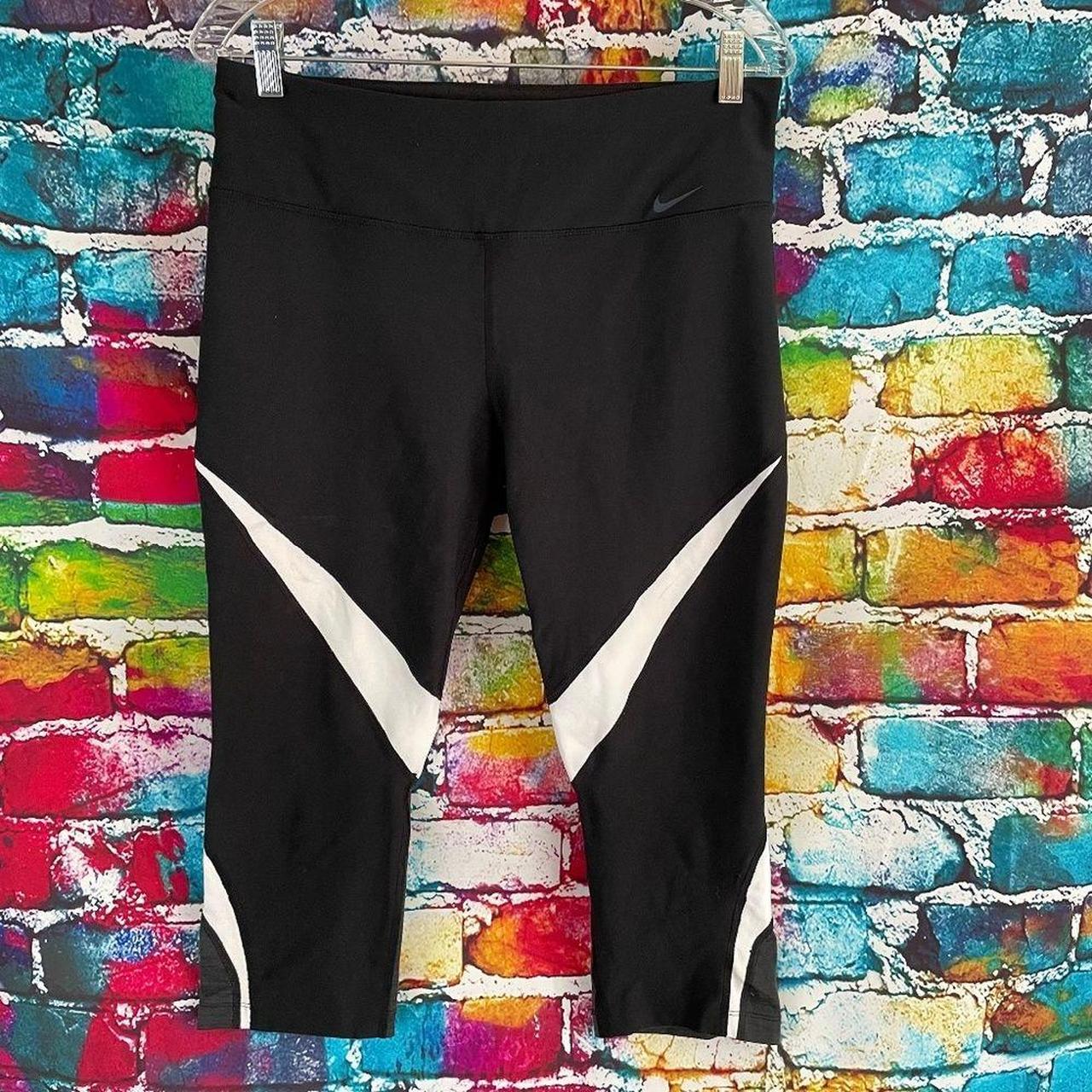 Nike Dri-Fit Women's Legendary Fabric Twist Tight Capri in Black