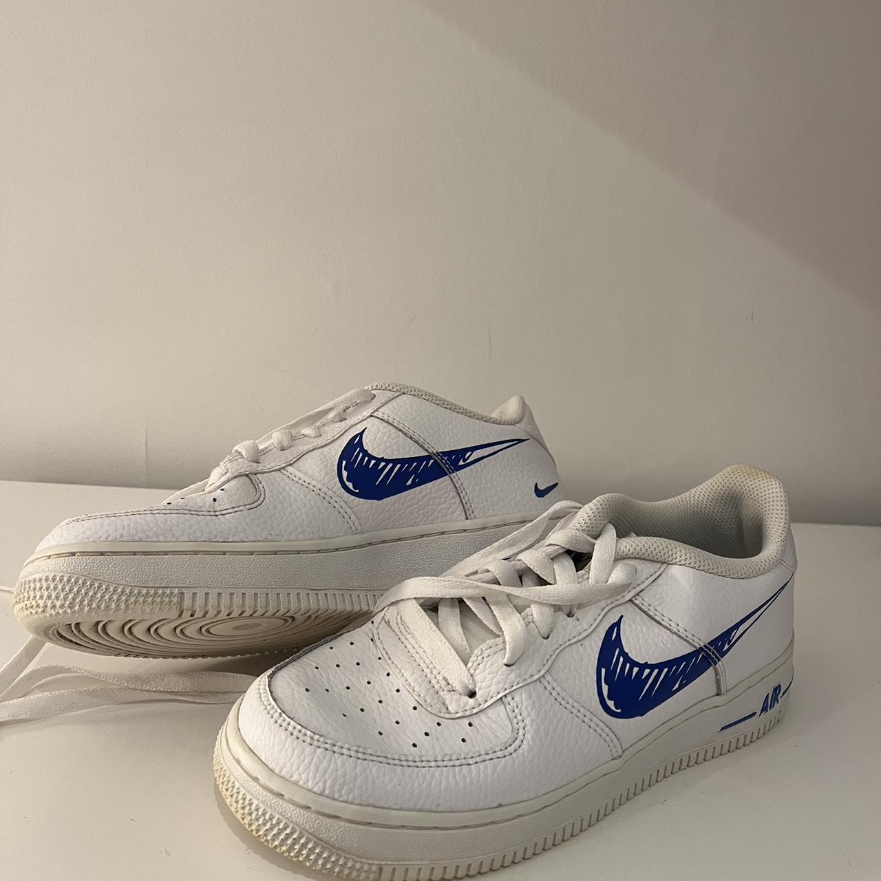 White nike hot sale trainers blue tick