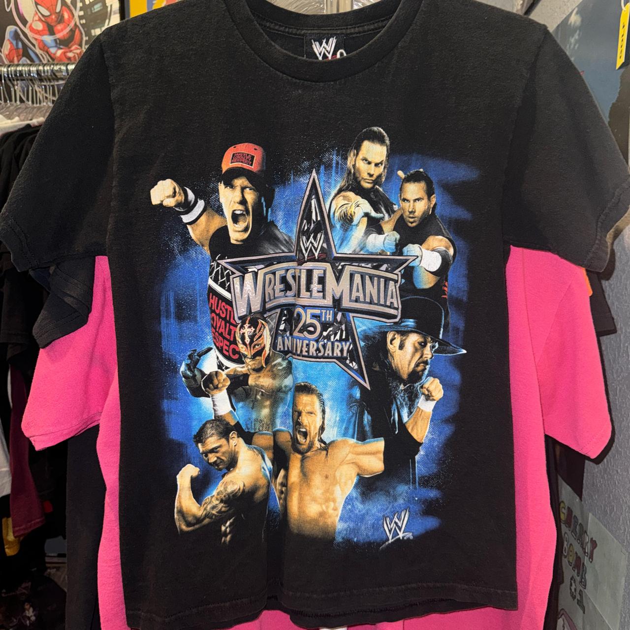 2008 WWE/ ミステリオ 総柄 レスリング Tシャツ 2008 WWE/ ミステリオ 総柄 レスリング Tシャツ