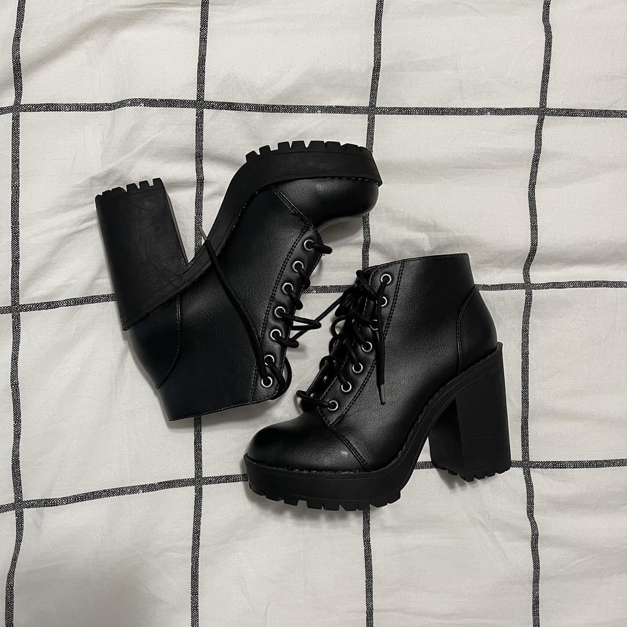 H&m boots hot sale with lacing