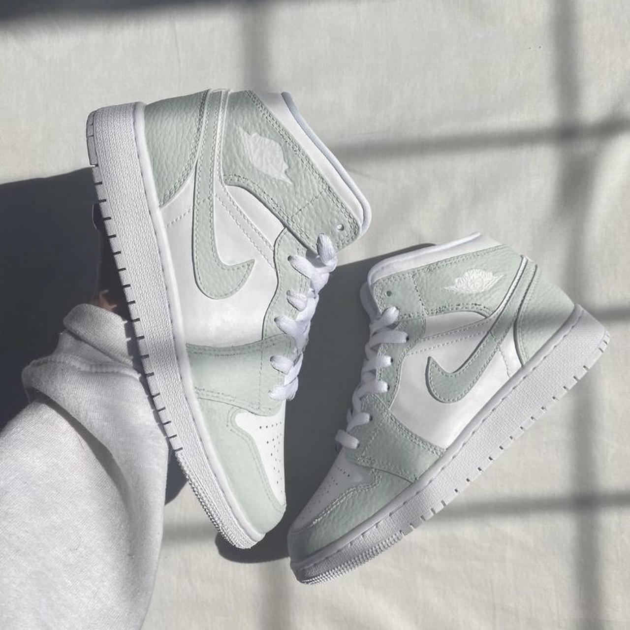 Nike Women's Green and White Trainers | Depop