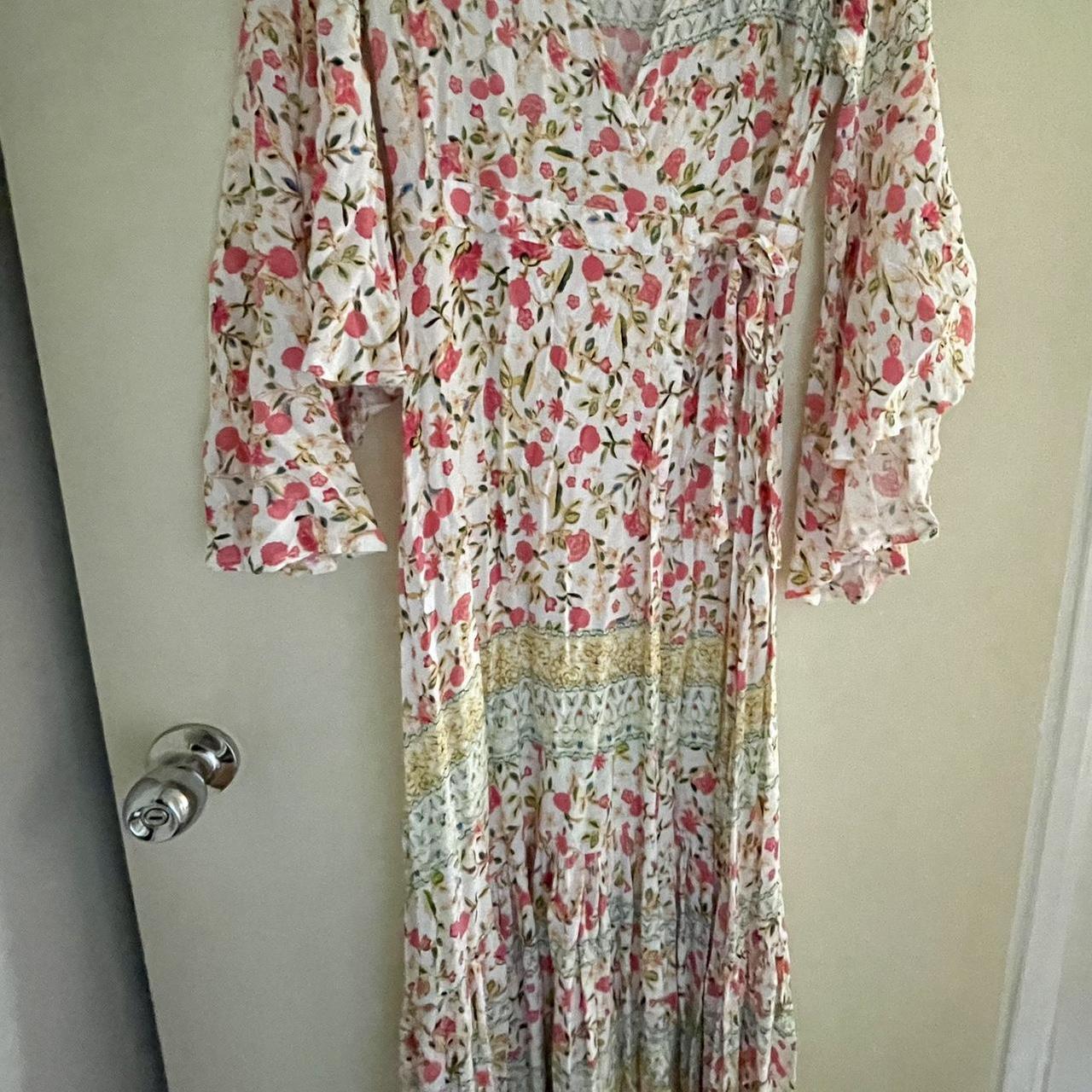 Cute floral wrap dress - Depop