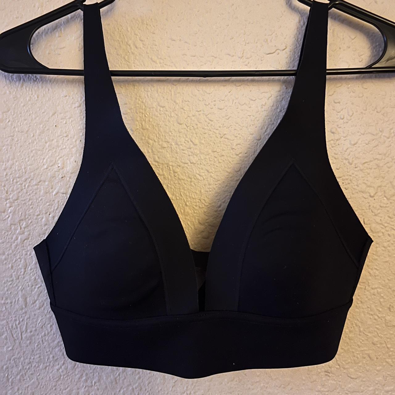 Athleta sports bra. Cool texture and buttery fabric - Depop