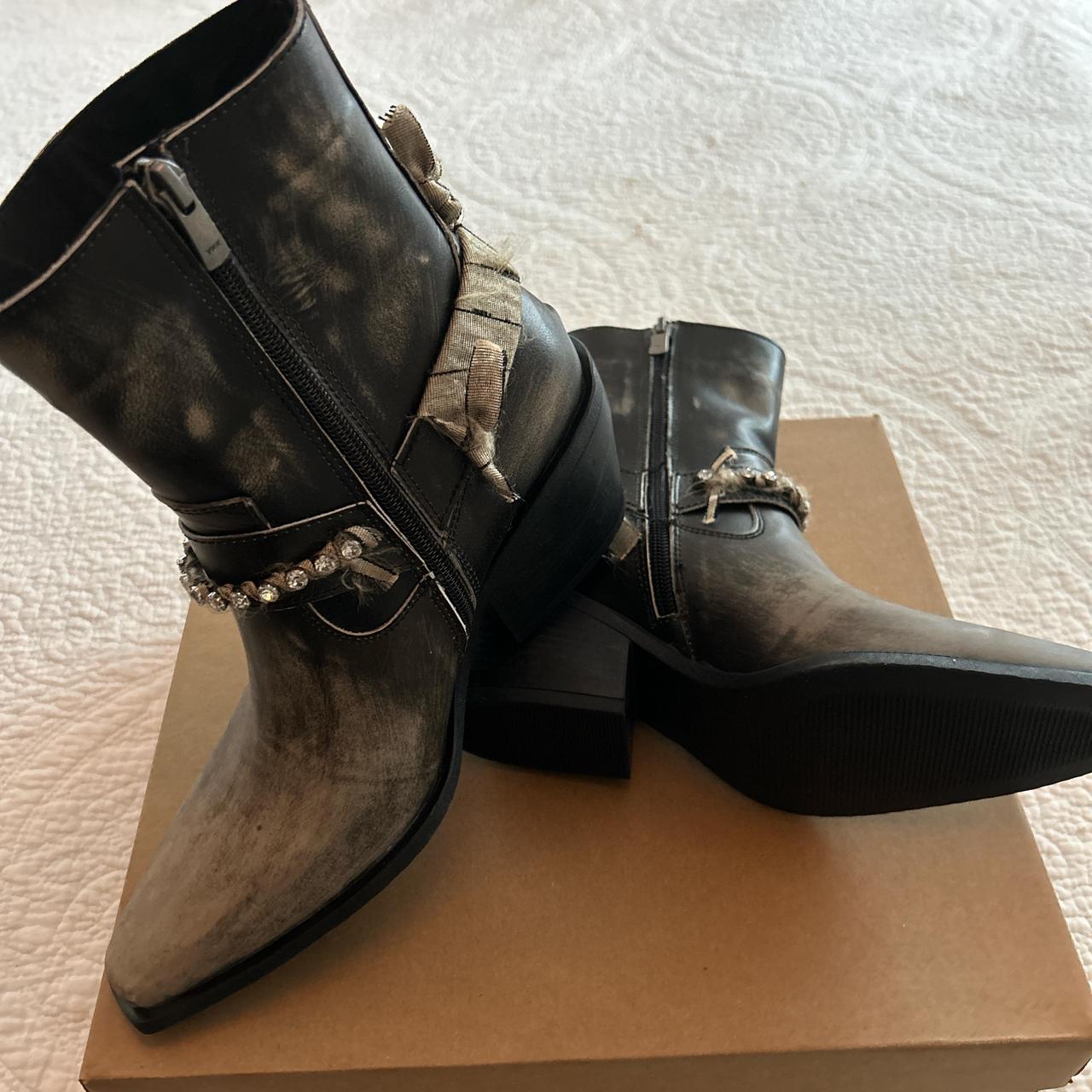 Brand New Steve Madden distressed Clyde