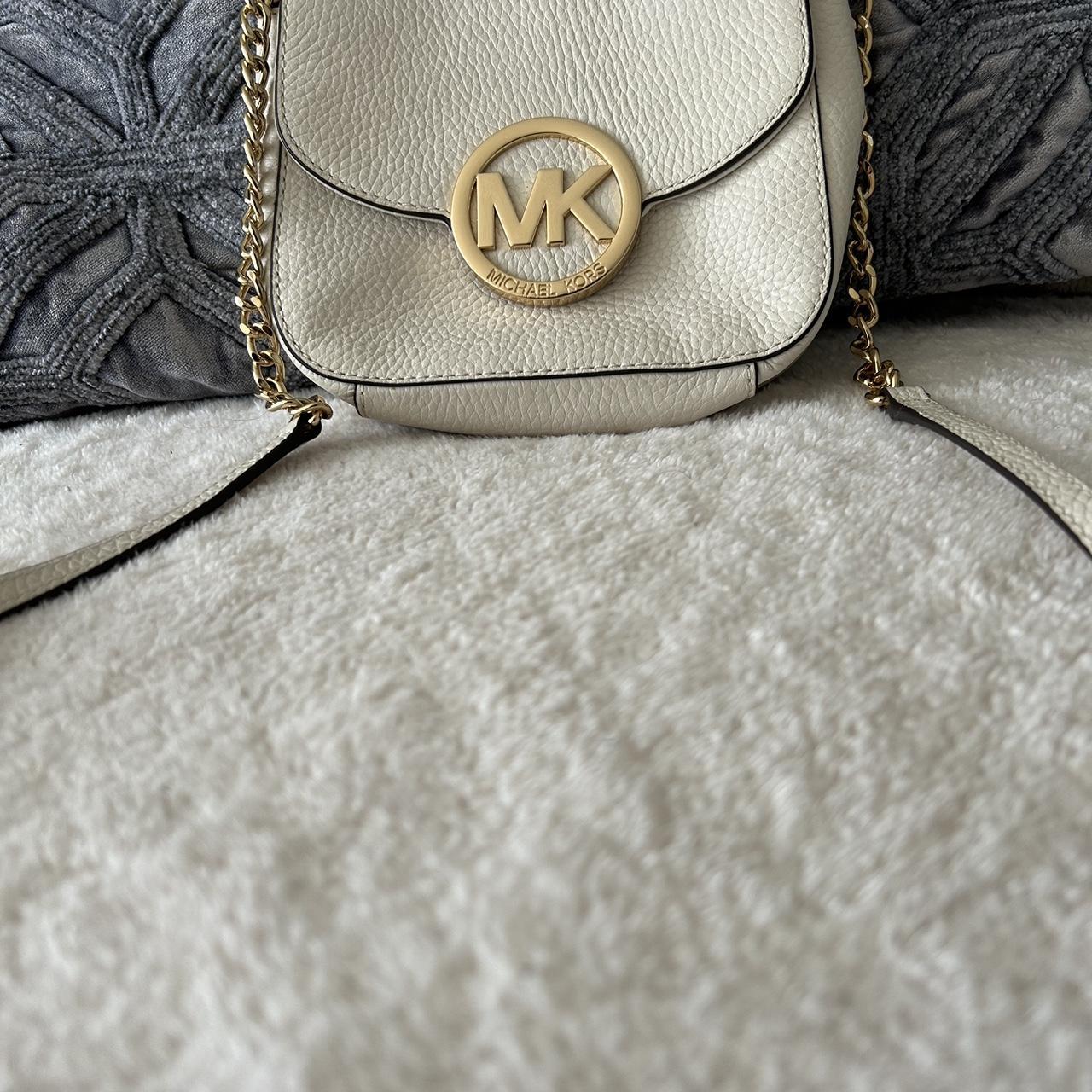 Michael kors hot sale purse emblem