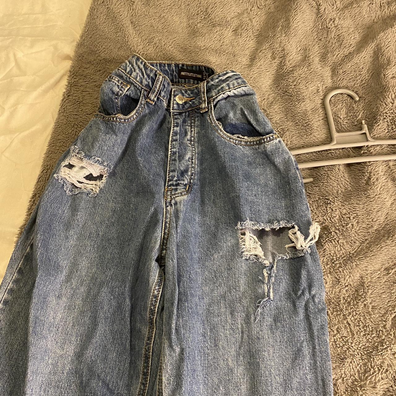 Baggy jeans go good with a cropped top - Depop