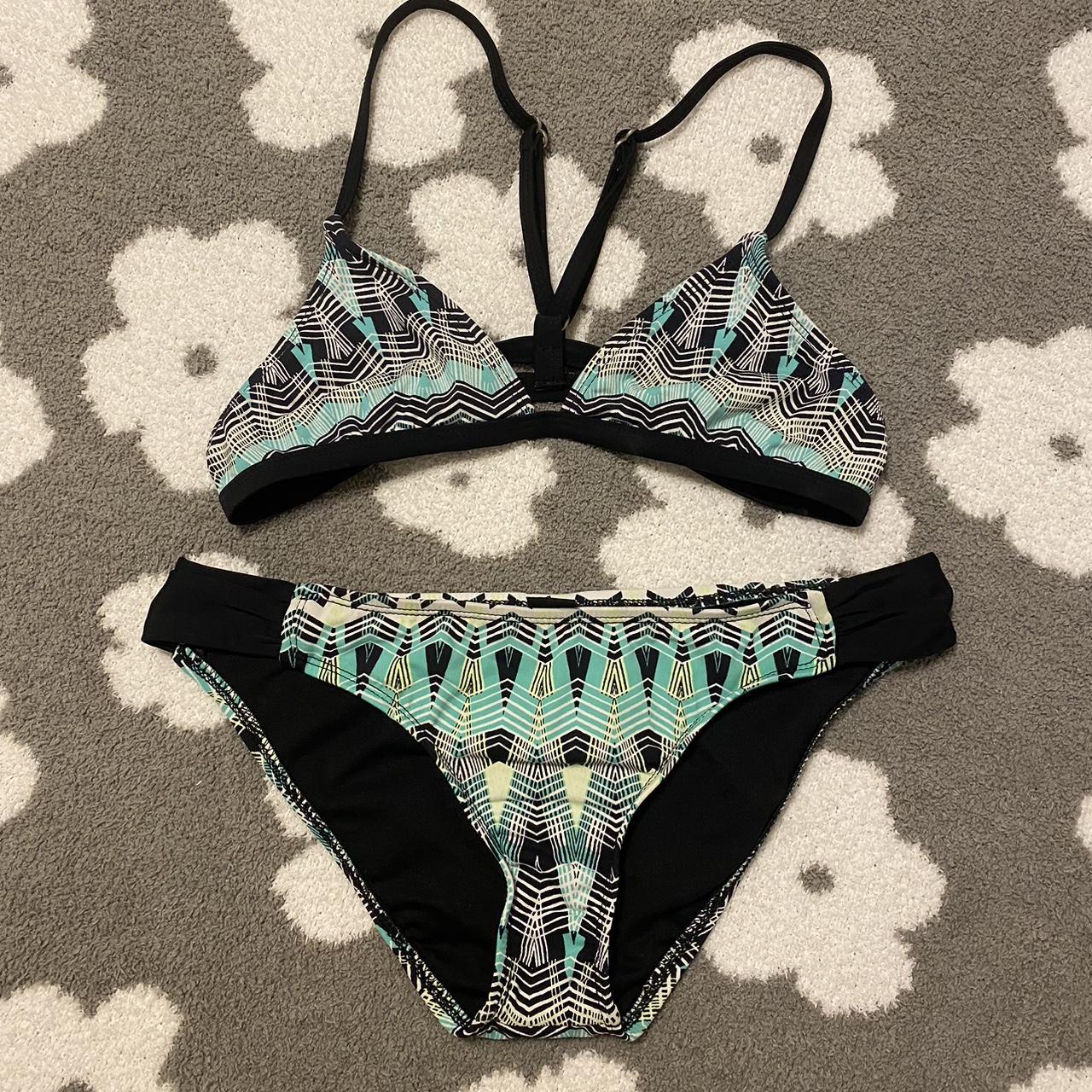Hurley Bikini🖤💚 size small top, size medium... Depop