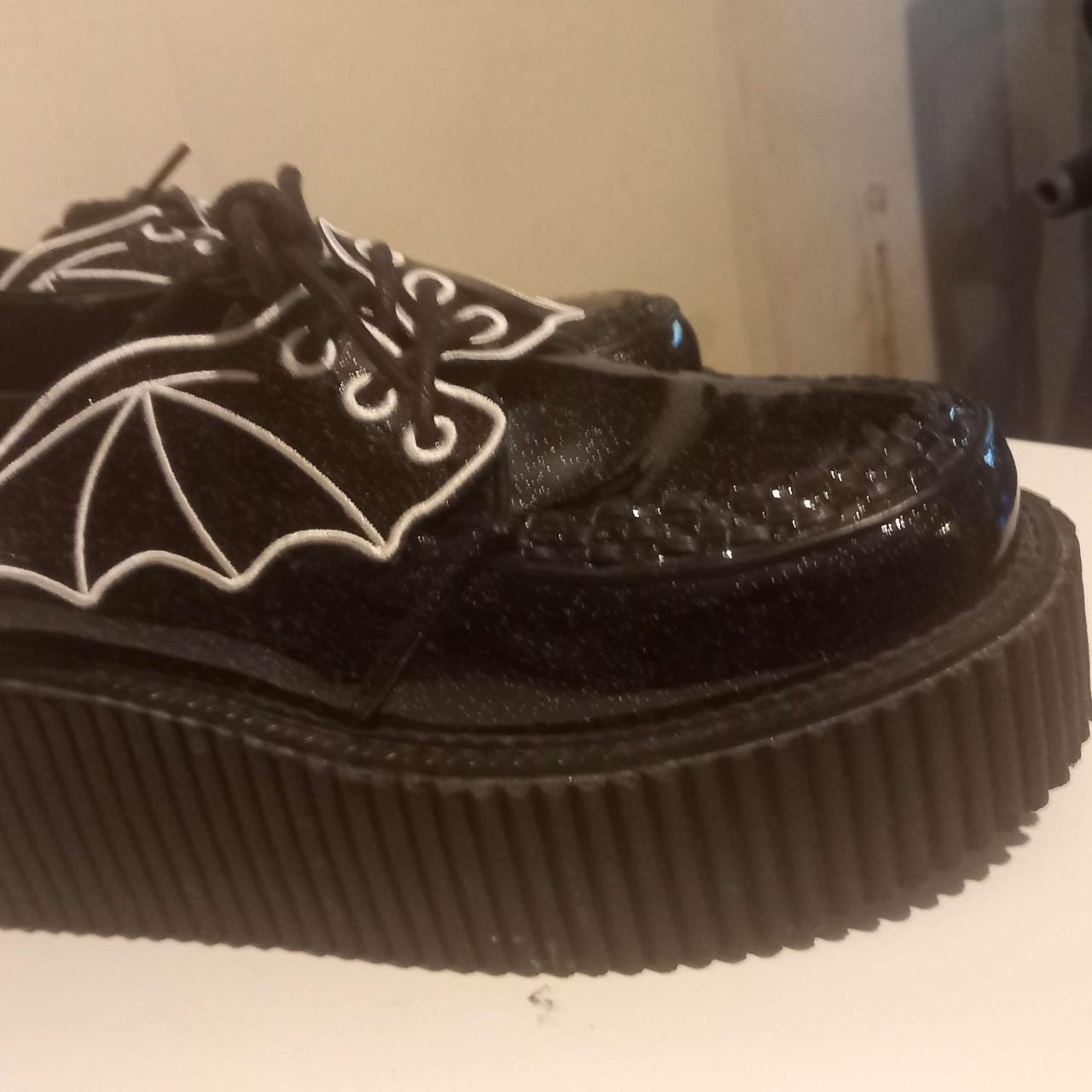 Botas Demonia Creeper-205 Plataforma 7.6cm Mujer - Moradas Con Detalles De Alas De Murciélago