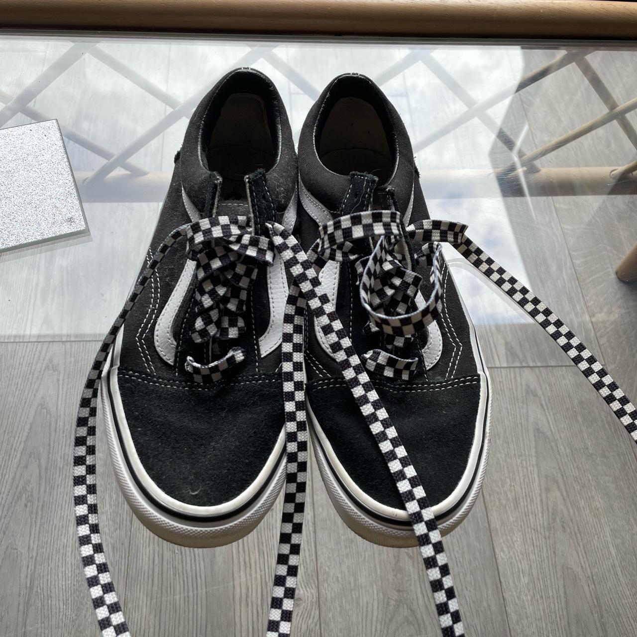 Black vans hot sale checkered laces