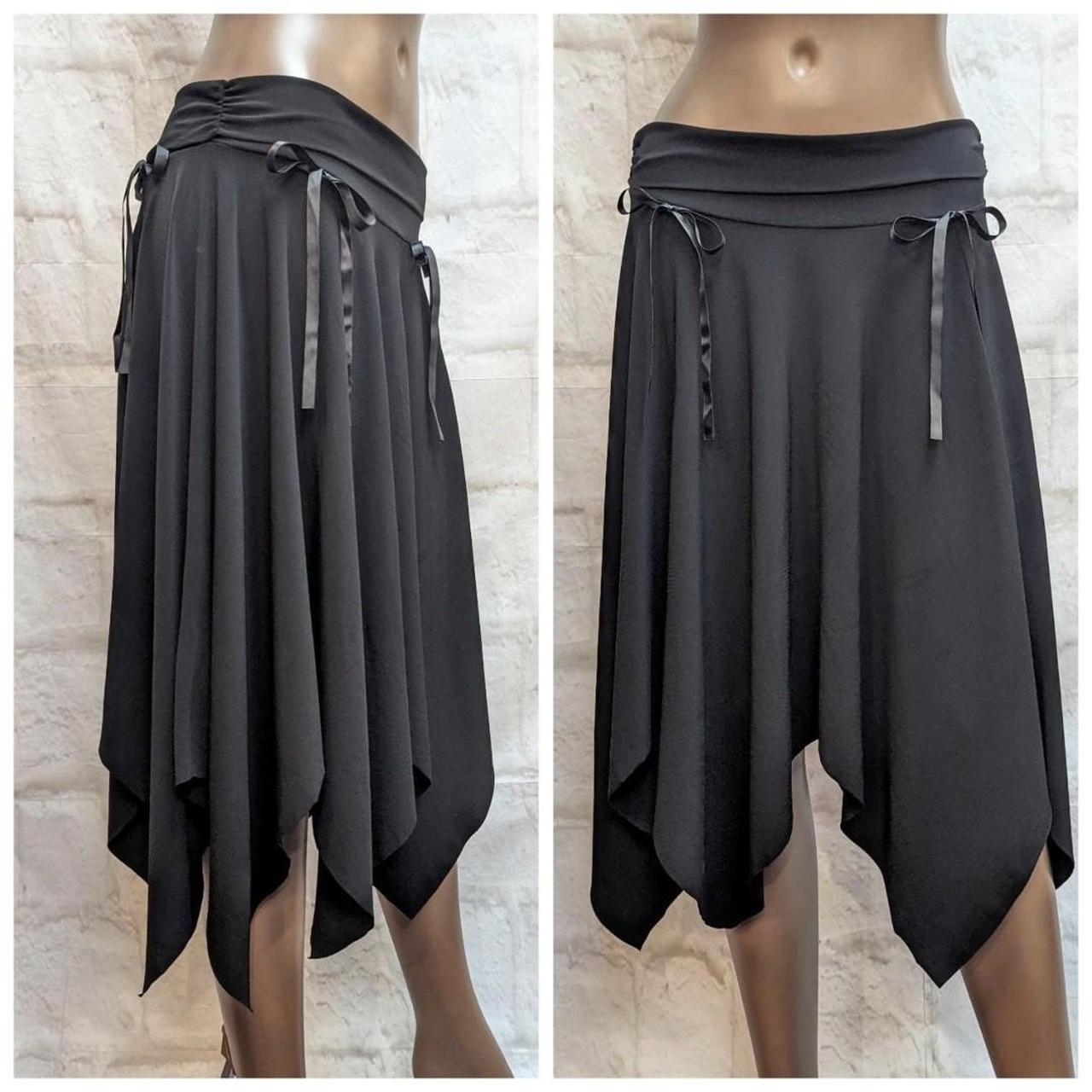 Y2K ruffled skirt (Size Large) Good condition! This | Depop
