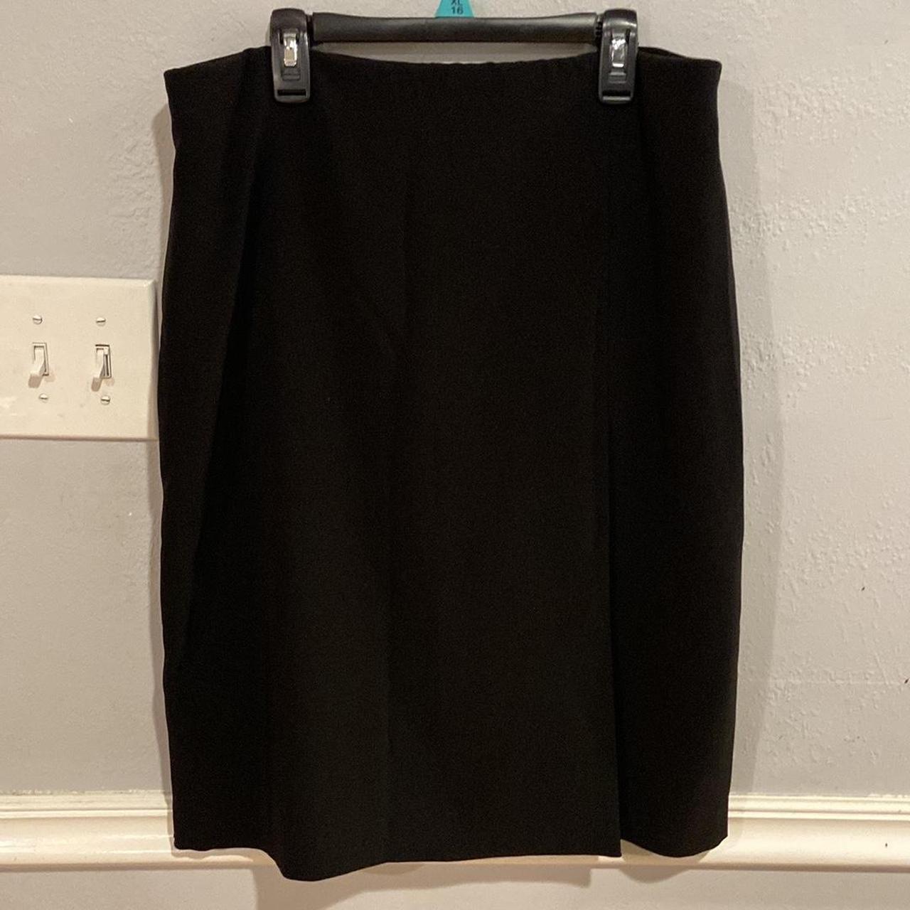 UNIQLO Women's Black Skirt Depop