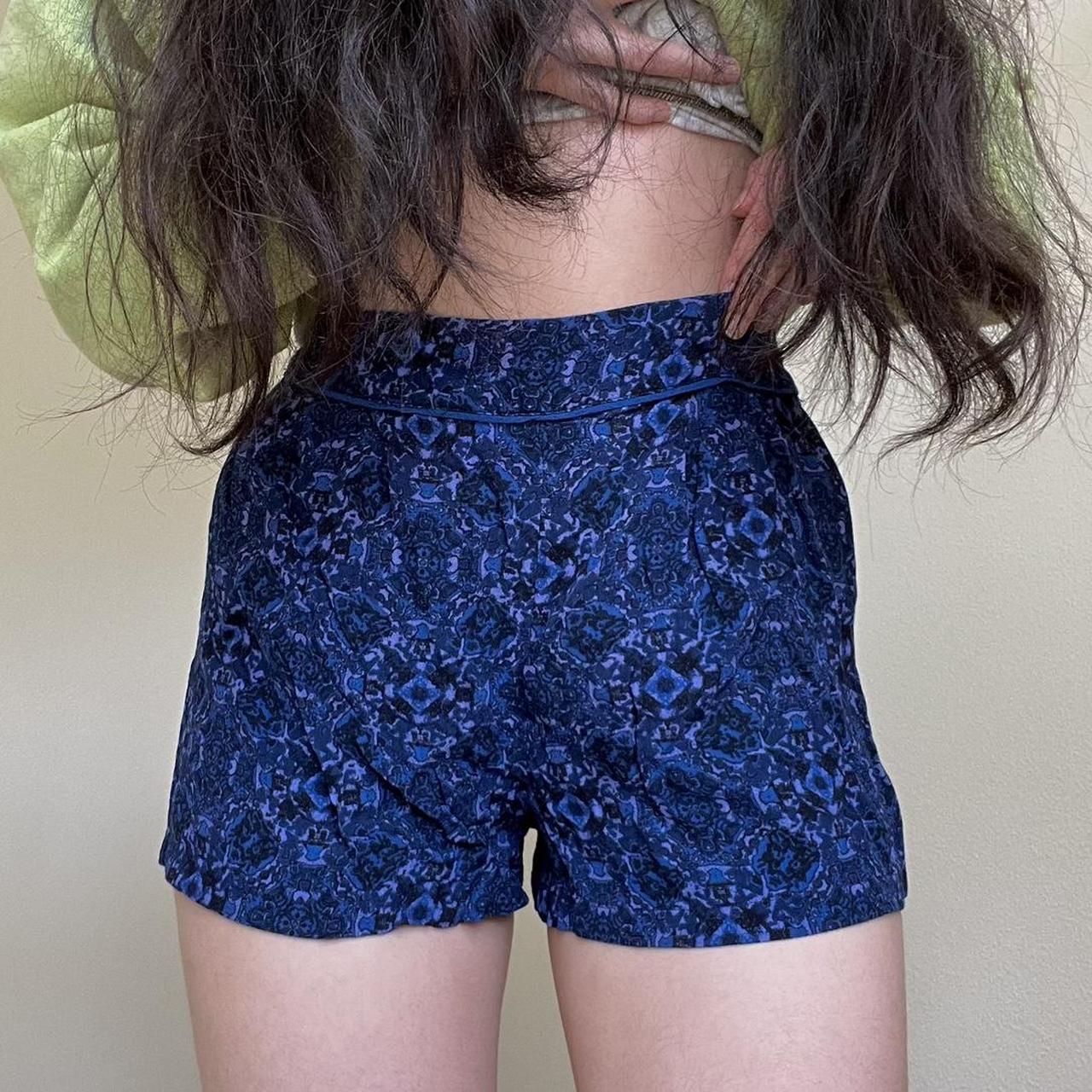 Flowy patterned outlet shorts