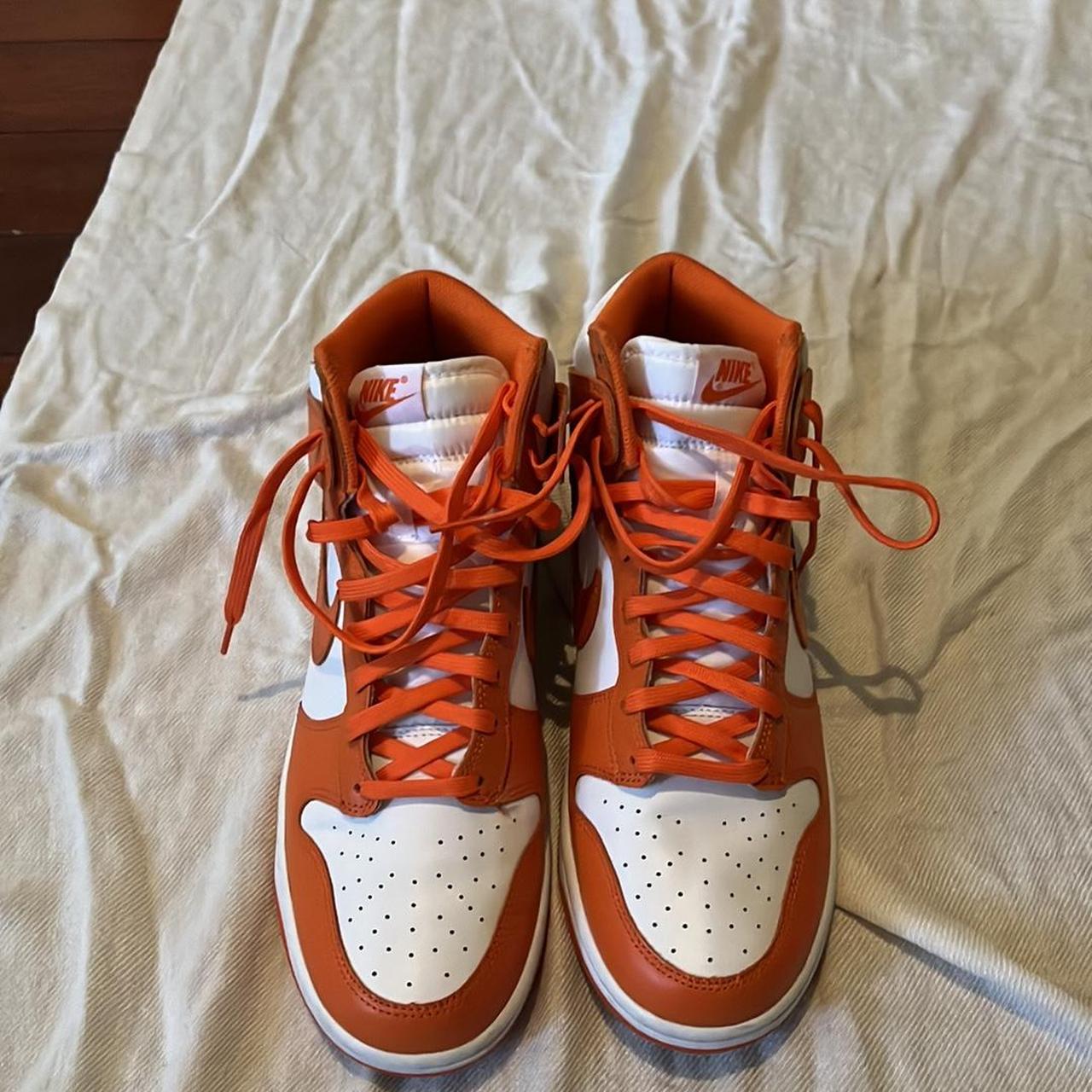 syracuse dunks low on feet