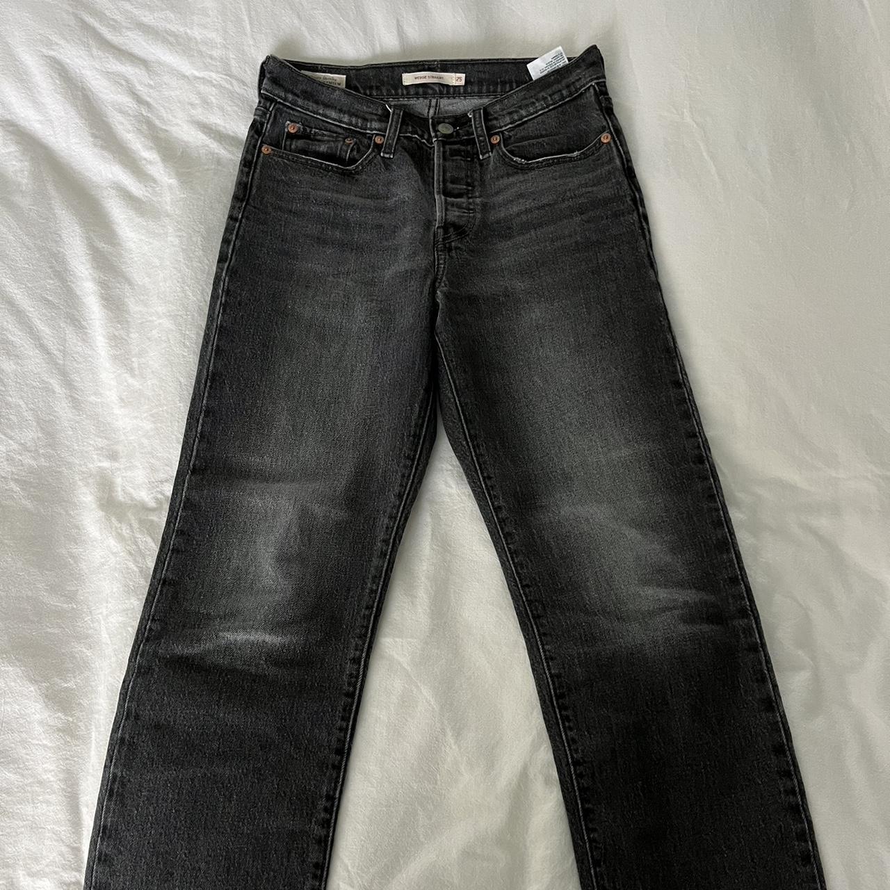 Wedgie Straight Black Levi Jeans >> Size: 25” >>... - Depop
