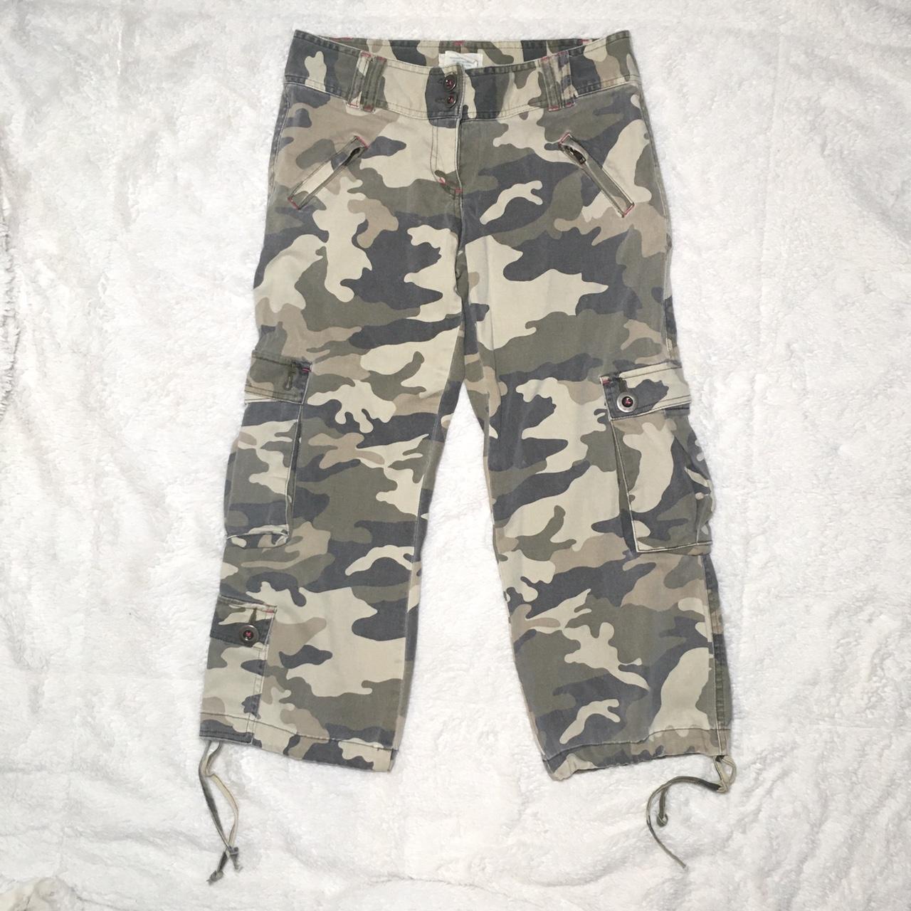 2000s cargo green capri pants 🫧These are from the - Depop