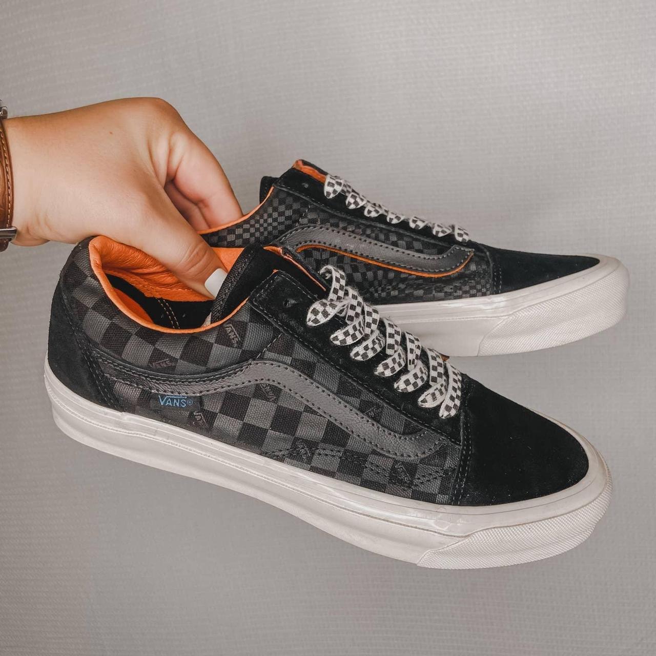 Black vans outlet with brown stripe