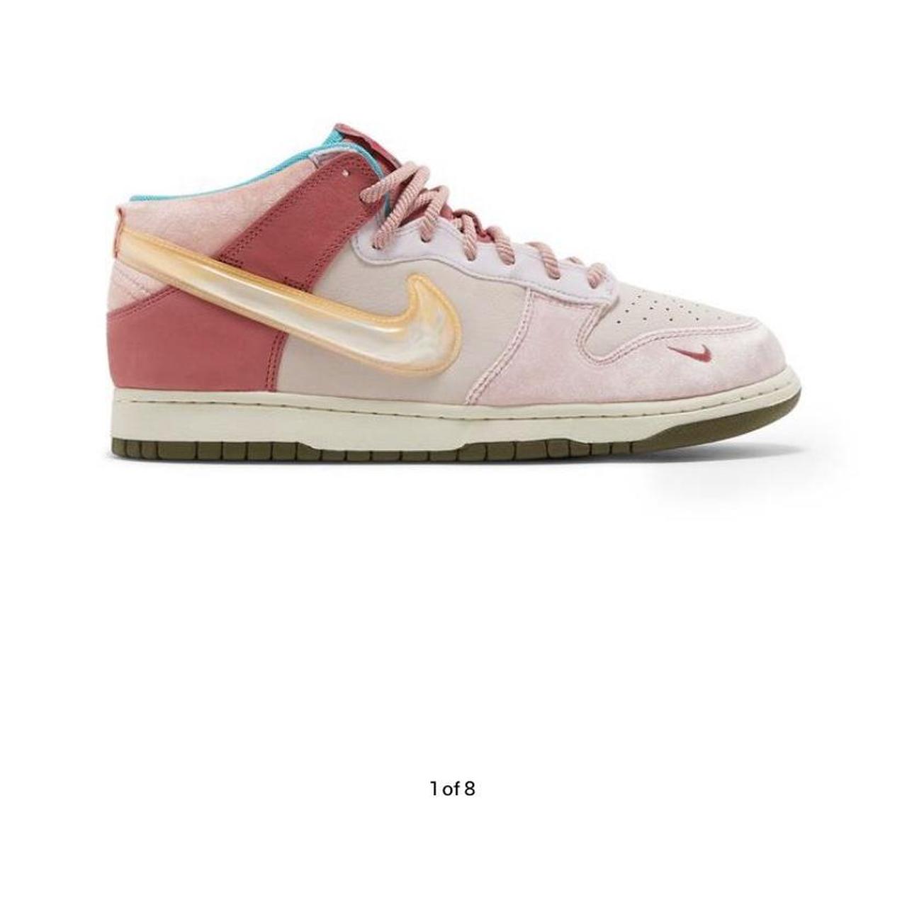 dunk mid social status strawberry