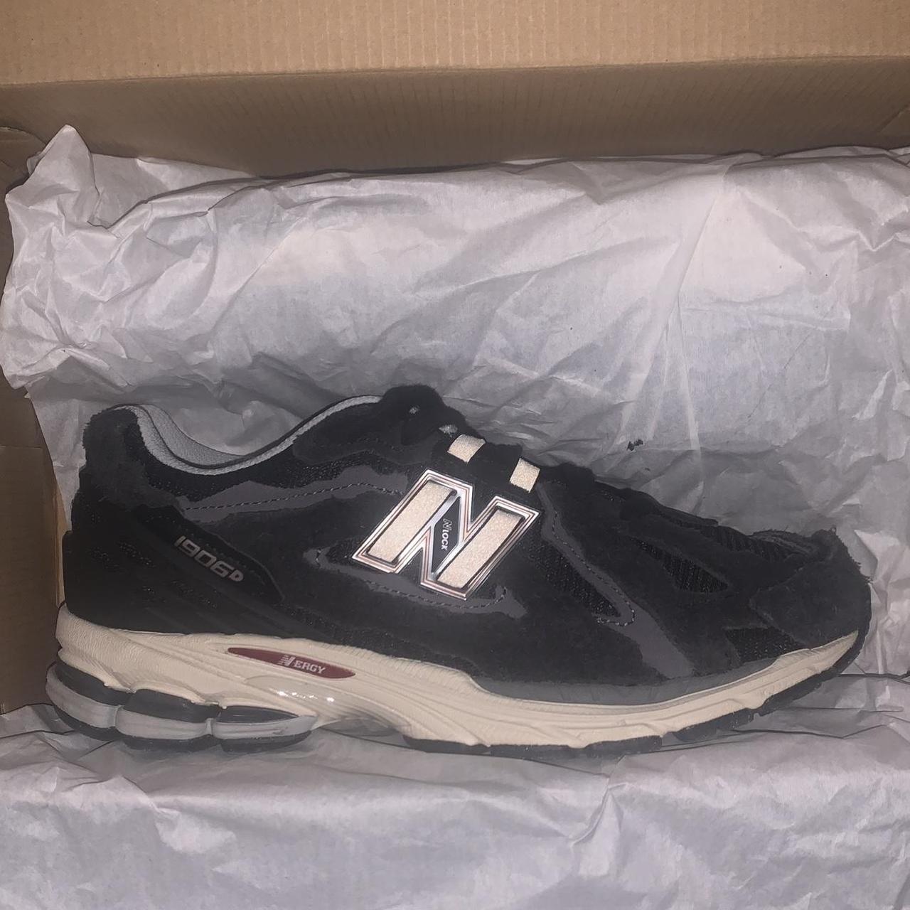New Balance Men's Black and Grey Trainers Depop