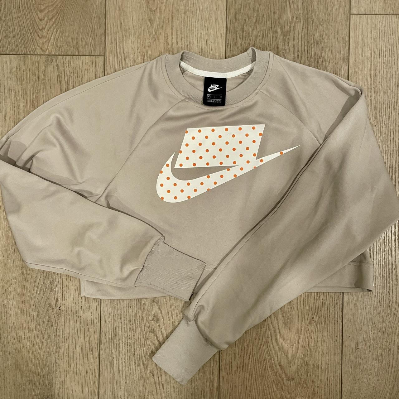 Nike cropped crewneck sweatshirt Tan sweatshirt with